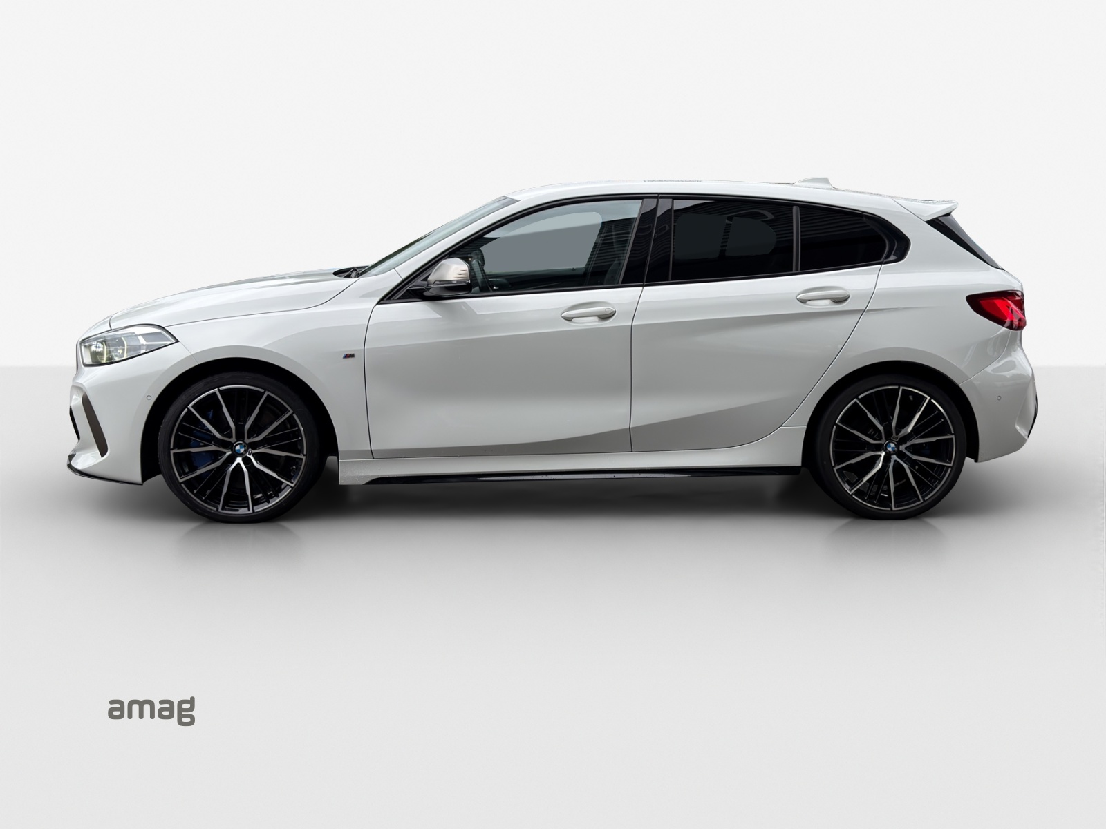 BMW M135i xDrive Steptronic-showroom-element-1