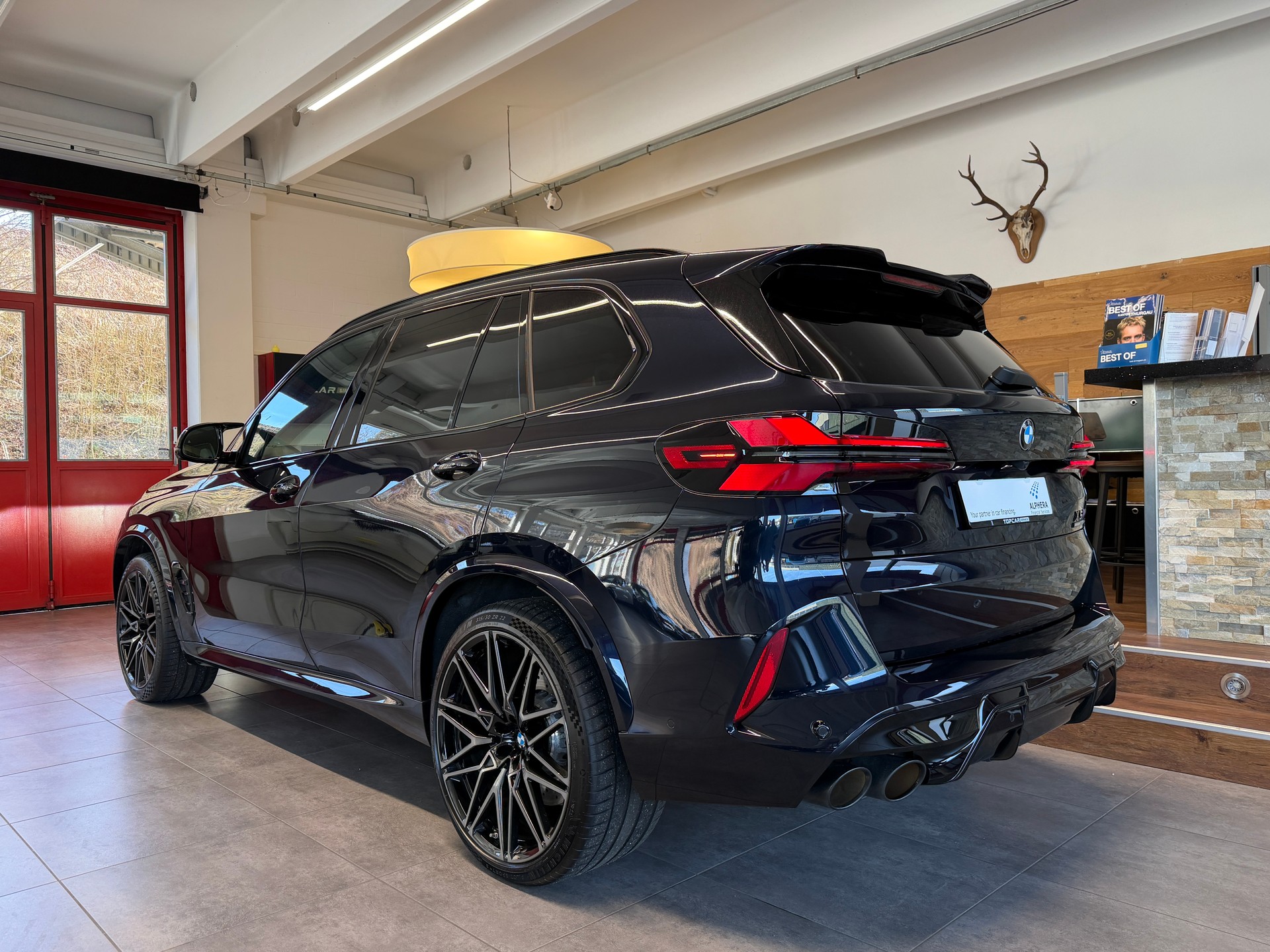 BMW X5M Competition-showroom-element-3