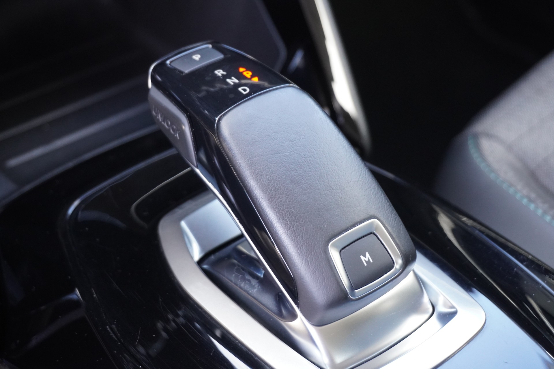 PEUGEOT 208 1.2 PureTech Allure Pack EAT8-image-13