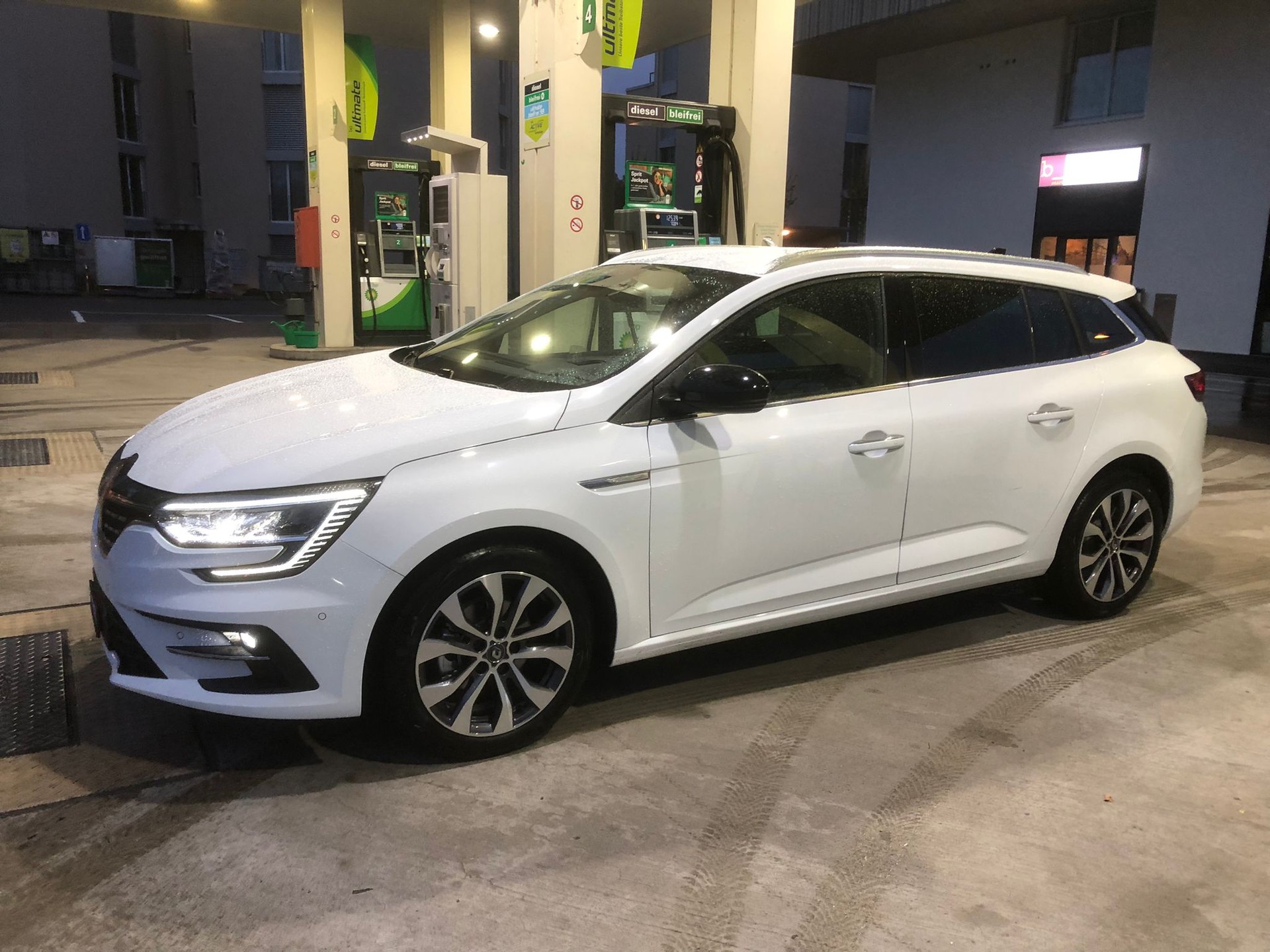 RENAULT Mégane Grandtour 1.3 16V Turbo Techno EDC-image-1
