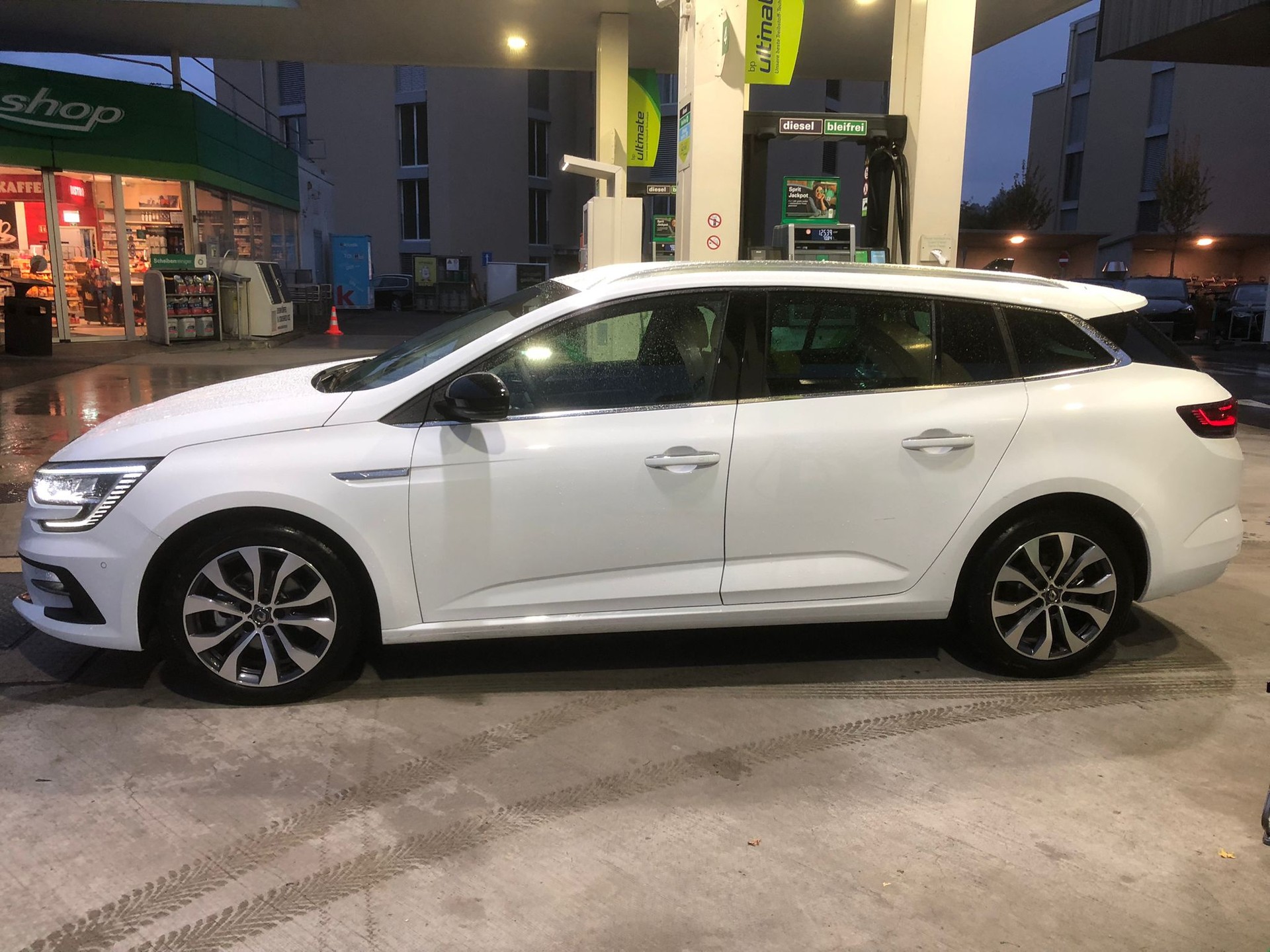 RENAULT Mégane Grandtour 1.3 16V Turbo Techno EDC-image-2