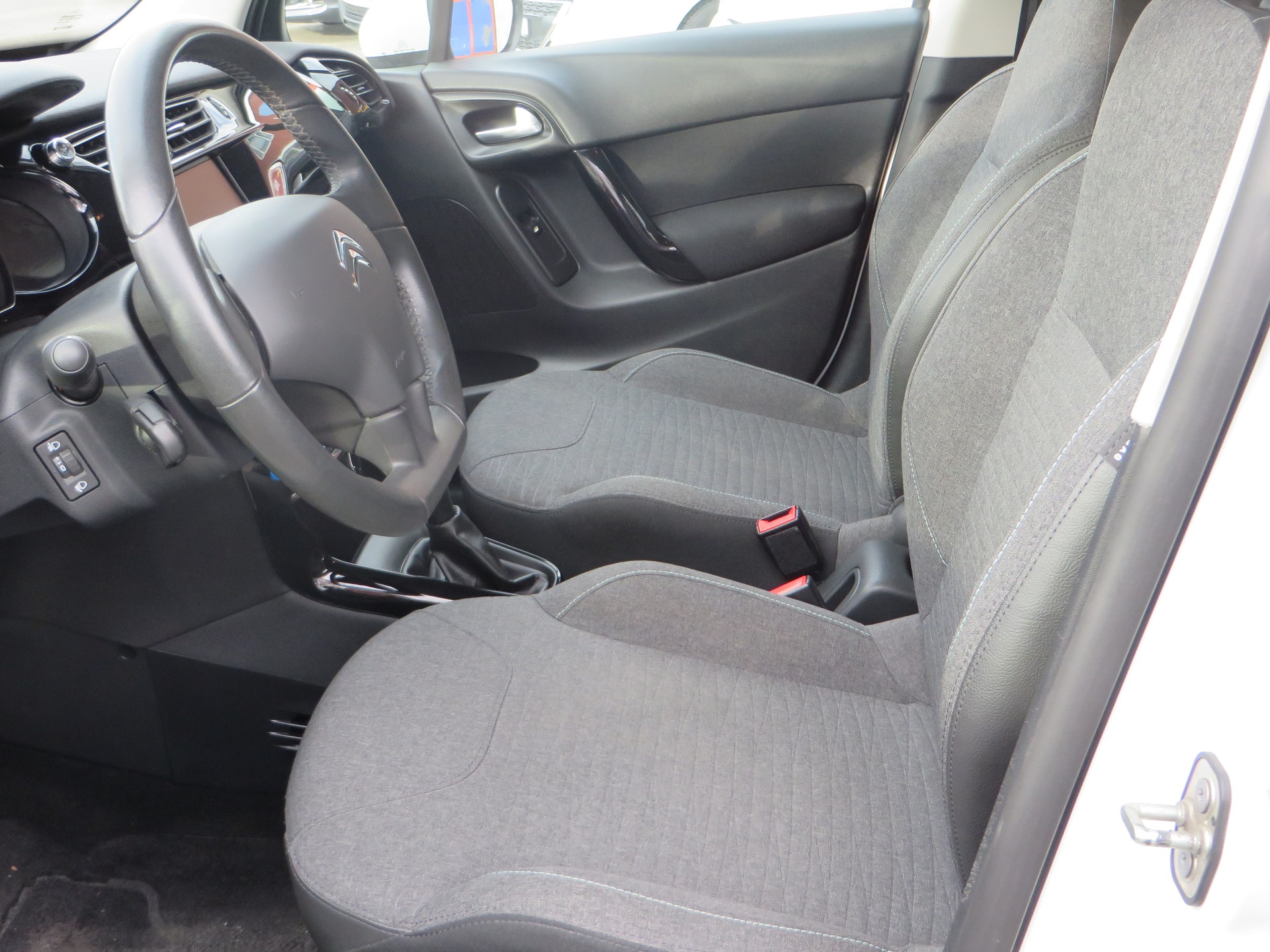 CITROEN C3 1.2i PureTech Sélection-image-7