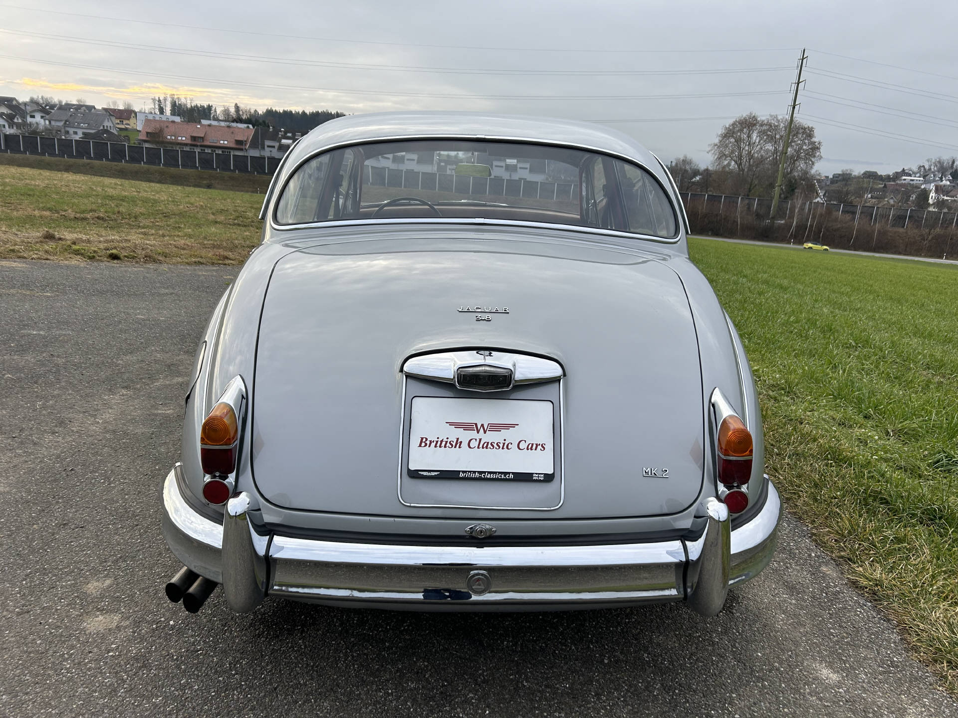 JAGUAR MK-II 3.8 Litre-showroom-element-3
