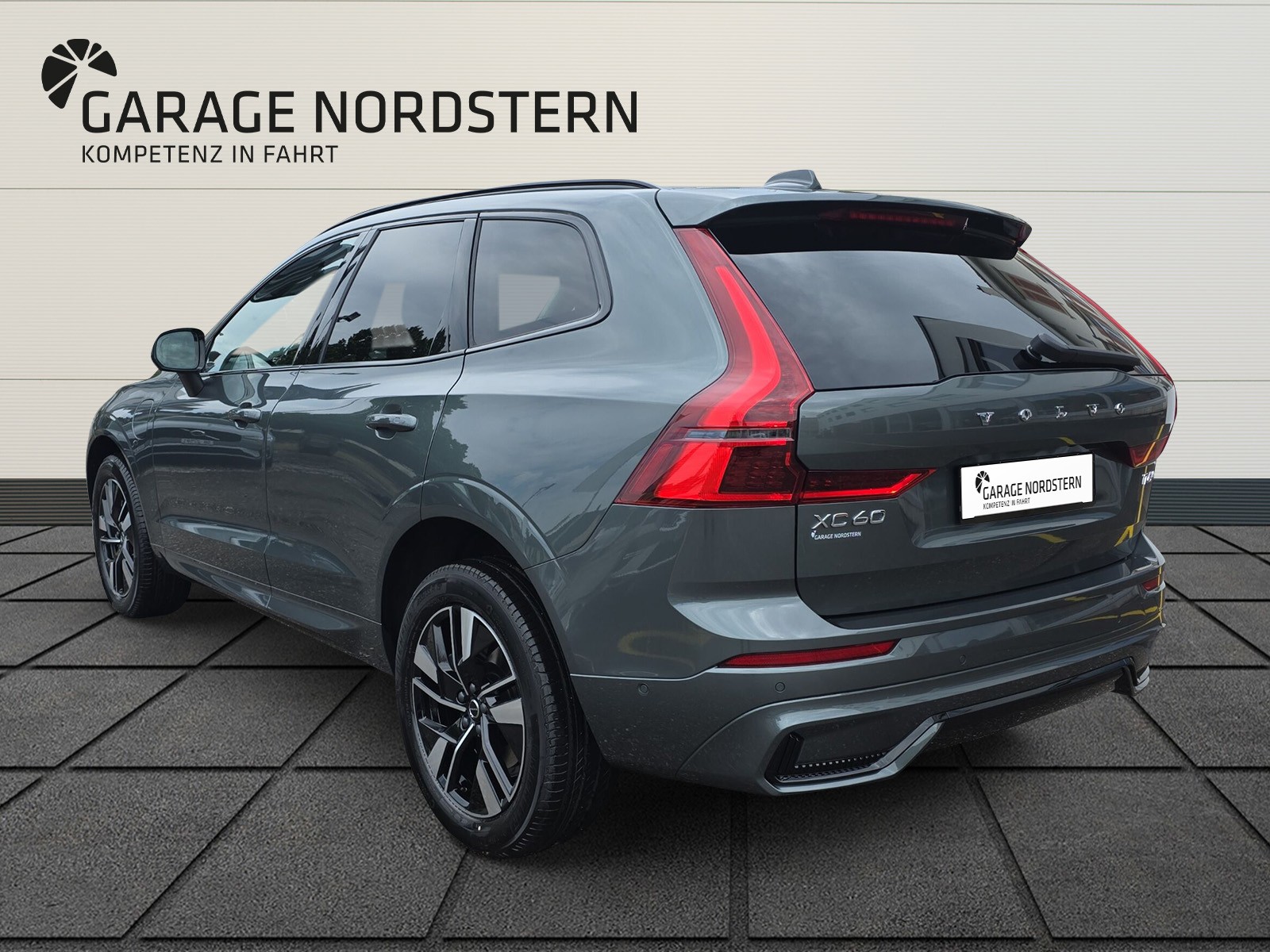 VOLVO XC60 2.0 T6 TE Plus Dark eAWD-showroom-element-2