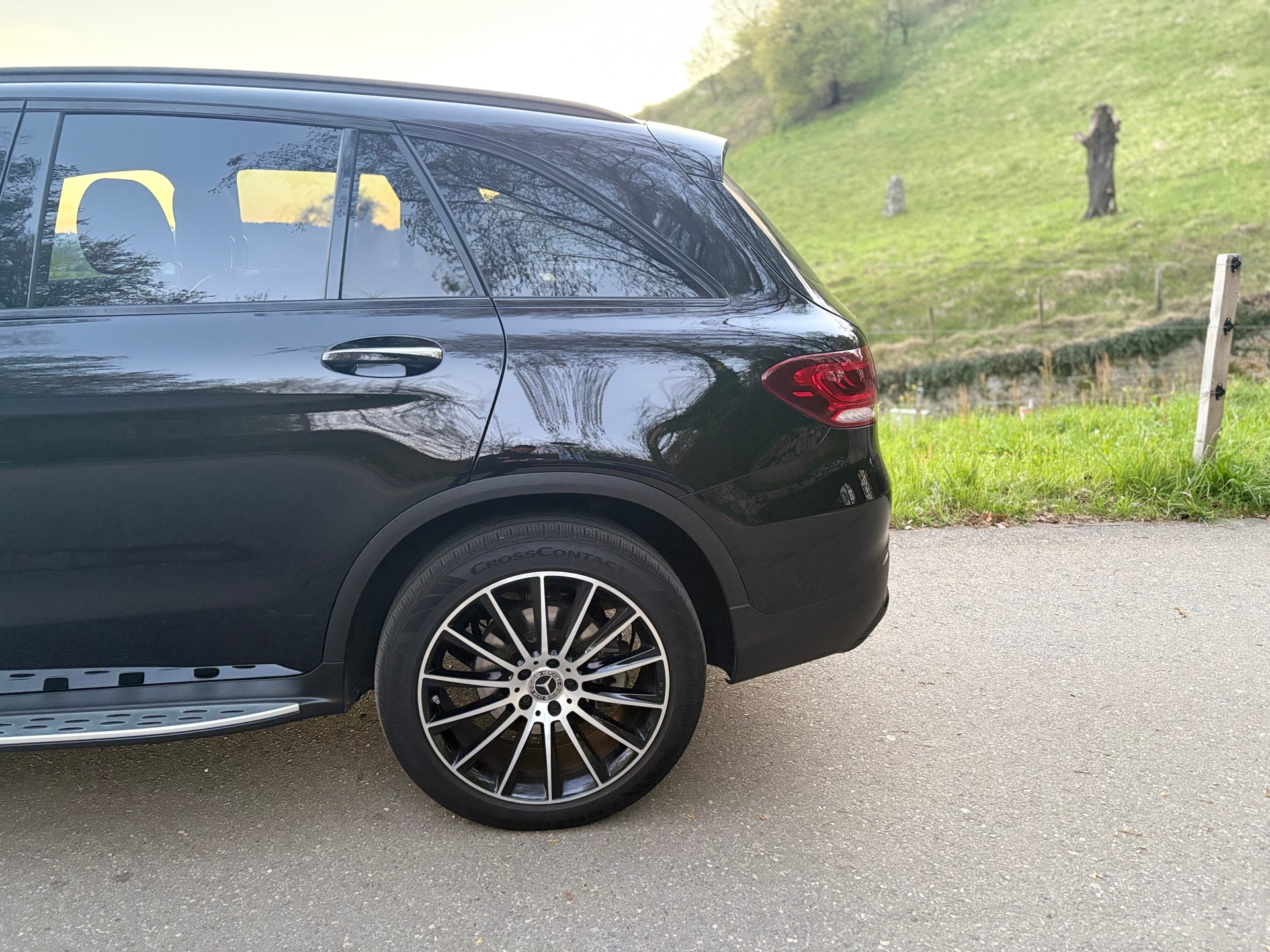 MERCEDES-BENZ GLC 300 e AMG Line 4Matic 9G-Tronic-image-4