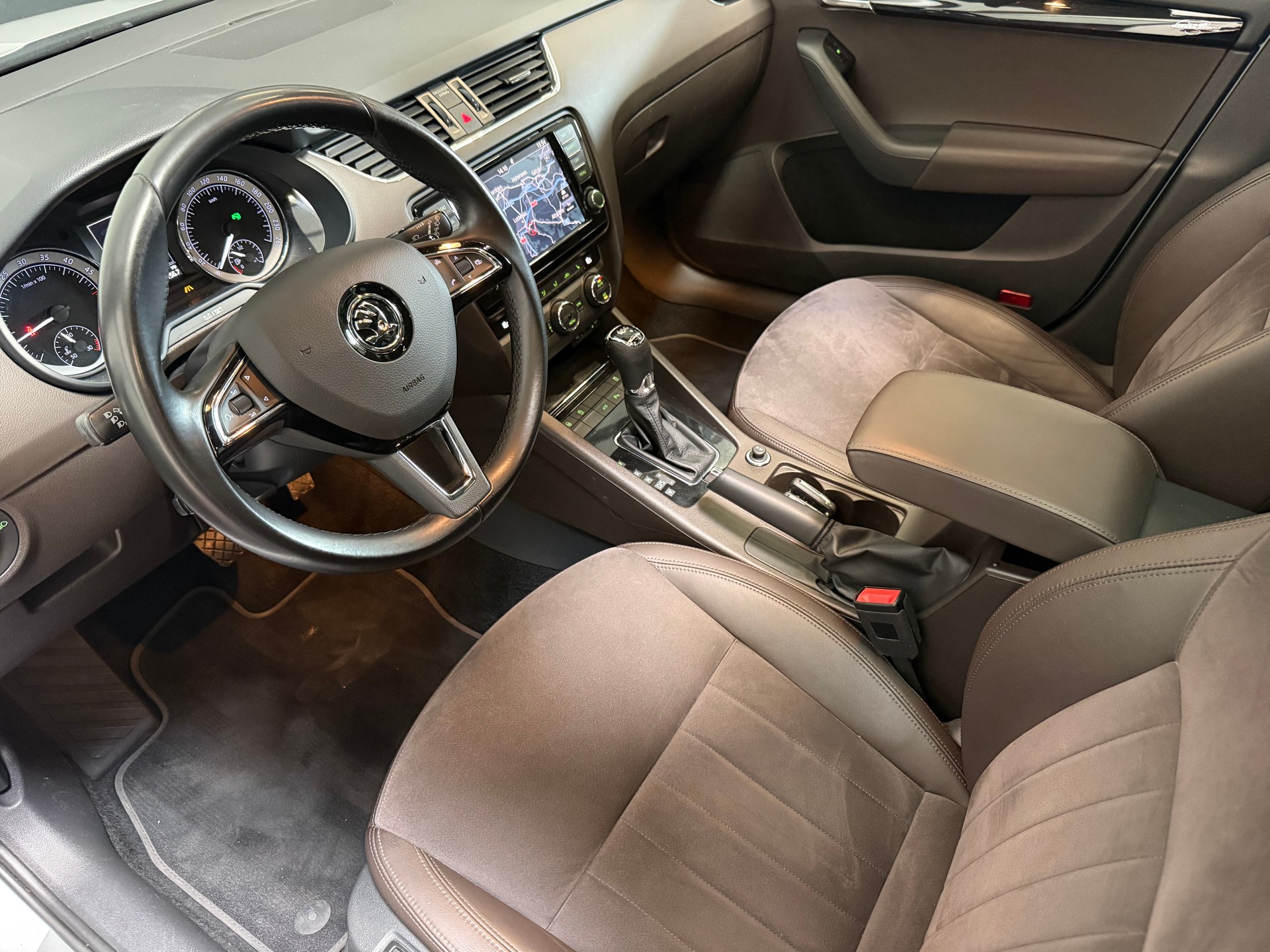 SKODA Octavia Combi 2.0 TDI 184 L & K 4x4 DSG-image-8