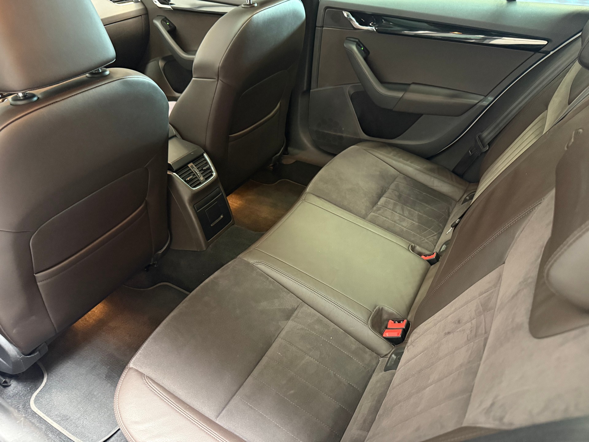 SKODA Octavia Combi 2.0 TDI 184 L & K 4x4 DSG-image-10