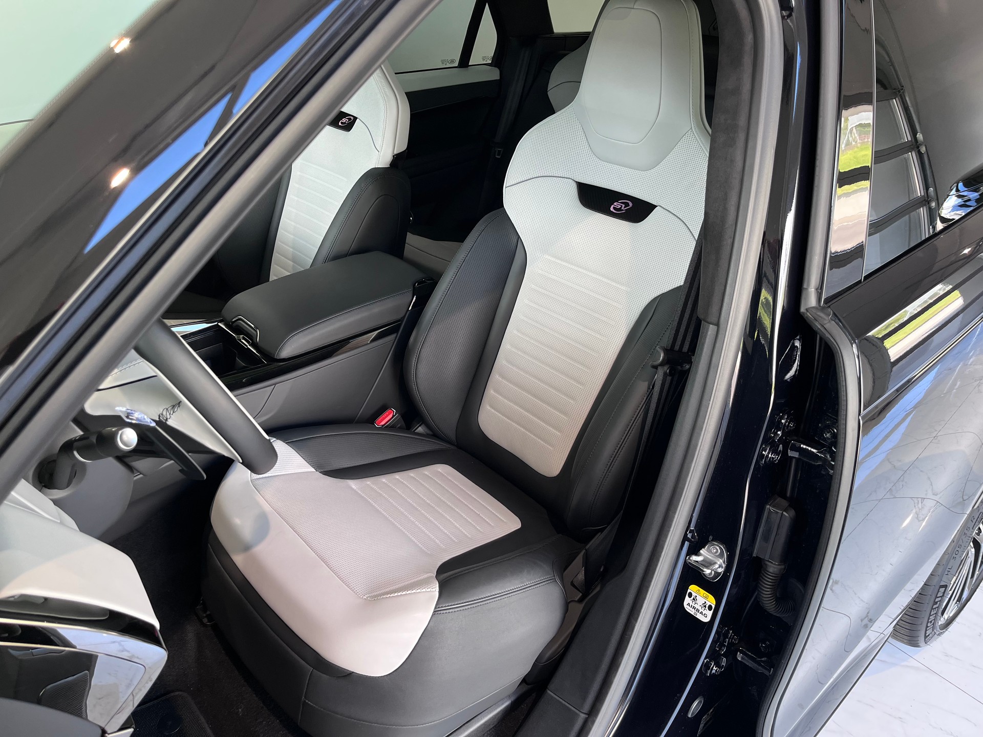 LAND ROVER Range Rover Sport P635 SV Edition Two-image-6