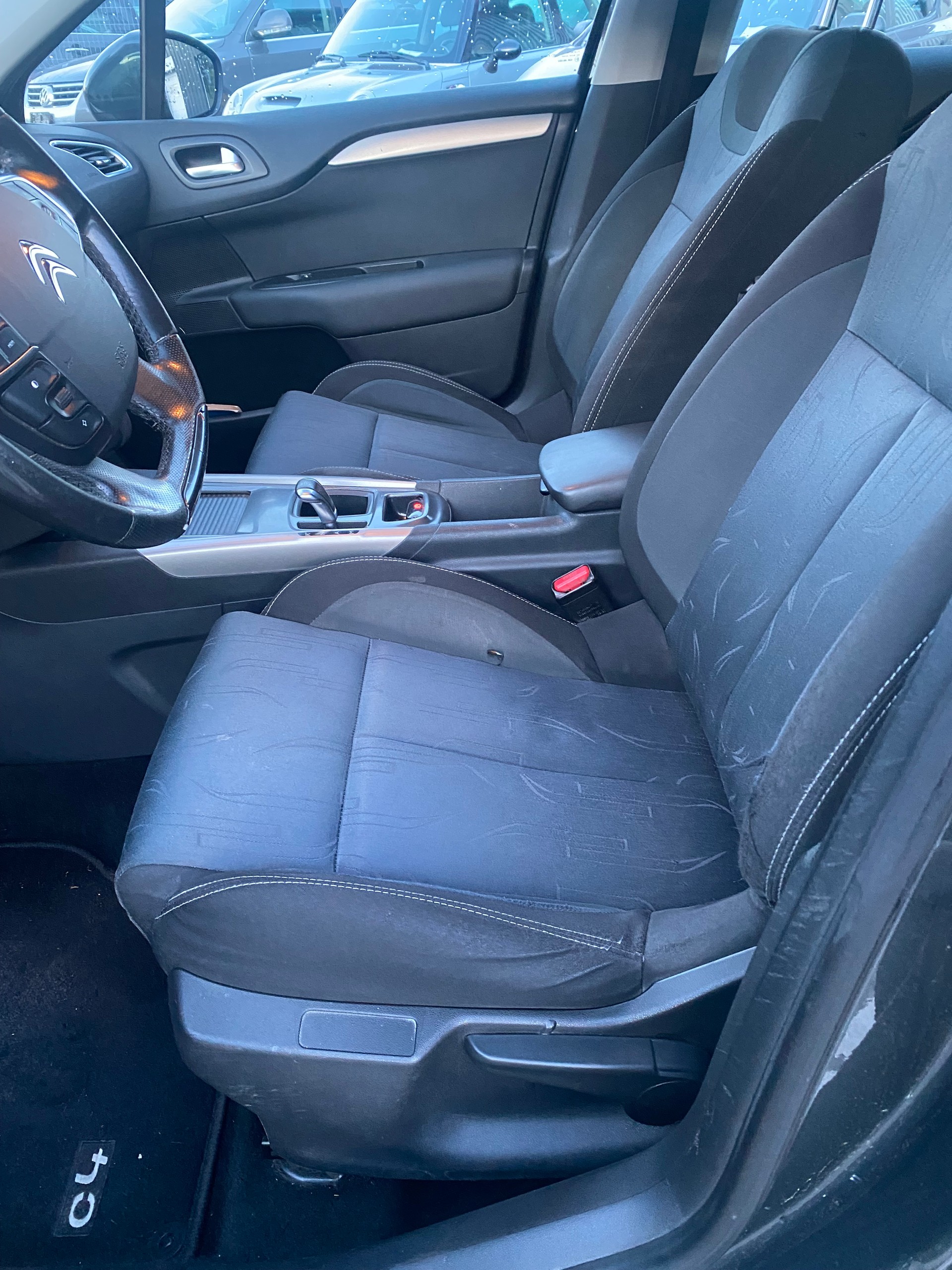 CITROEN C4 Berline 1.6 e-HDi Swiss Style EGS6-image-8