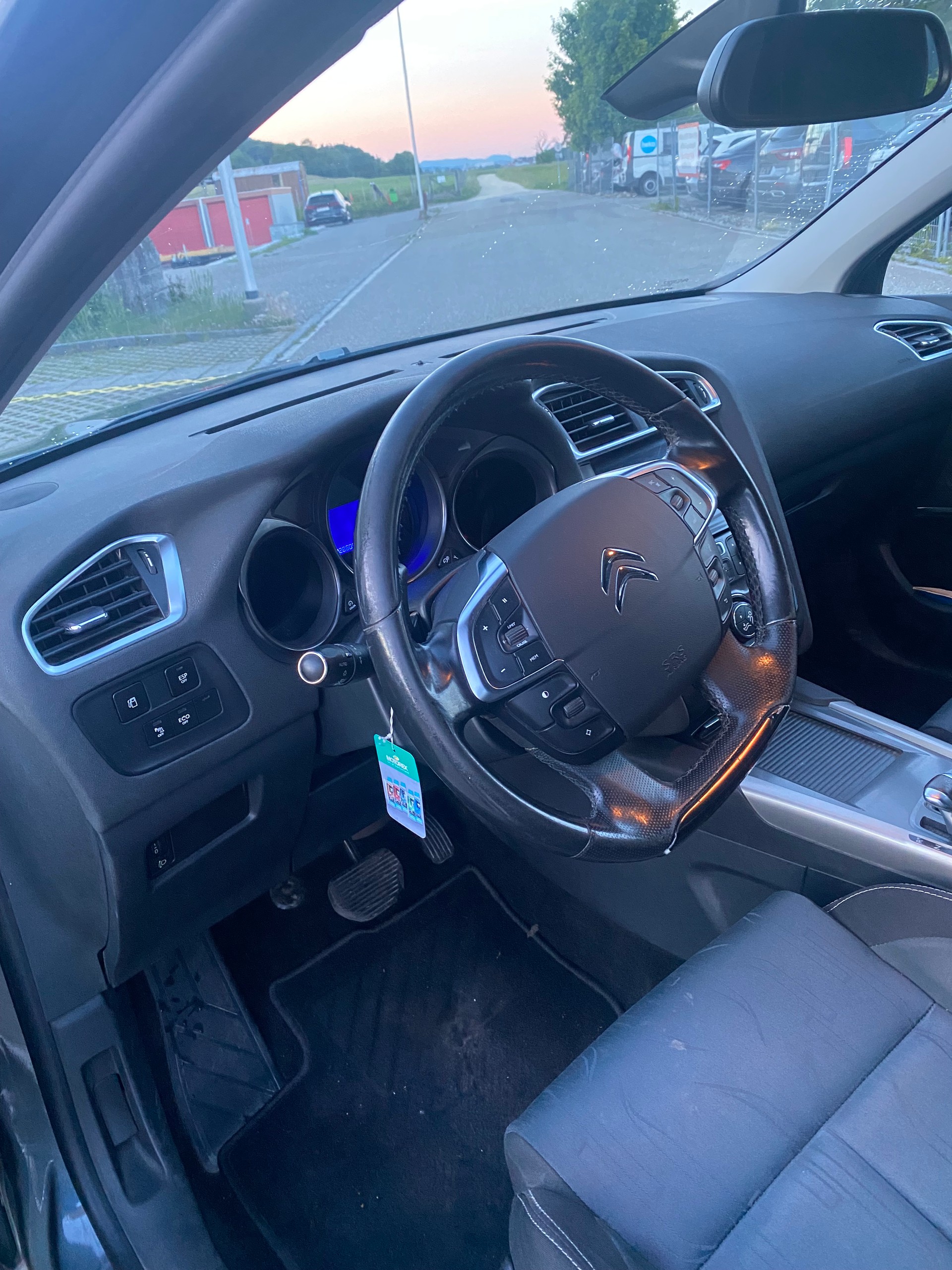 CITROEN C4 Berline 1.6 e-HDi Swiss Style EGS6-image-7
