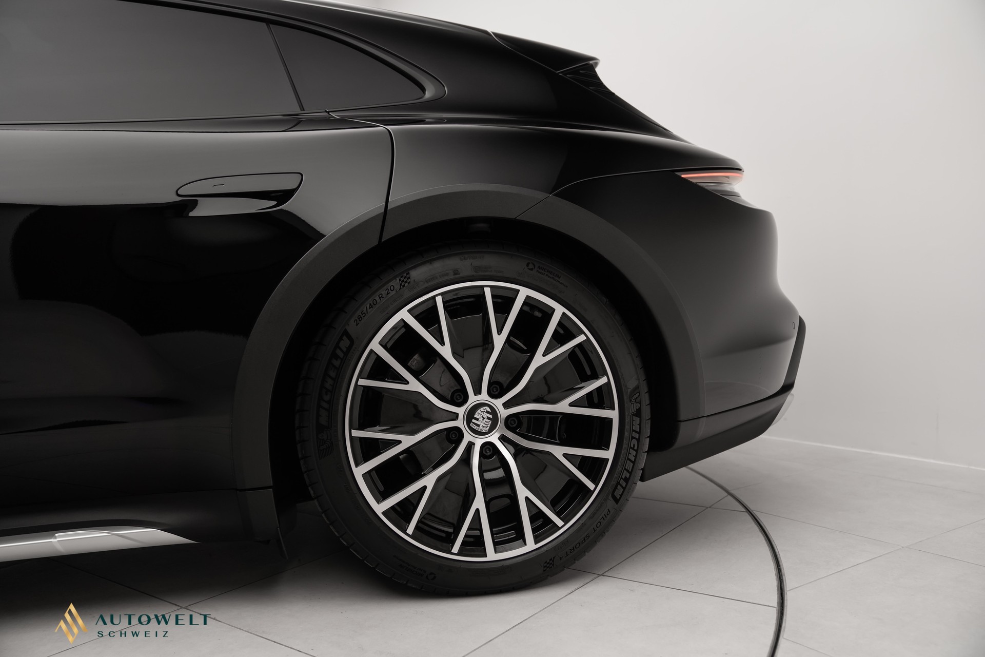 PORSCHE Taycan 4 Cross Turismo-image-18