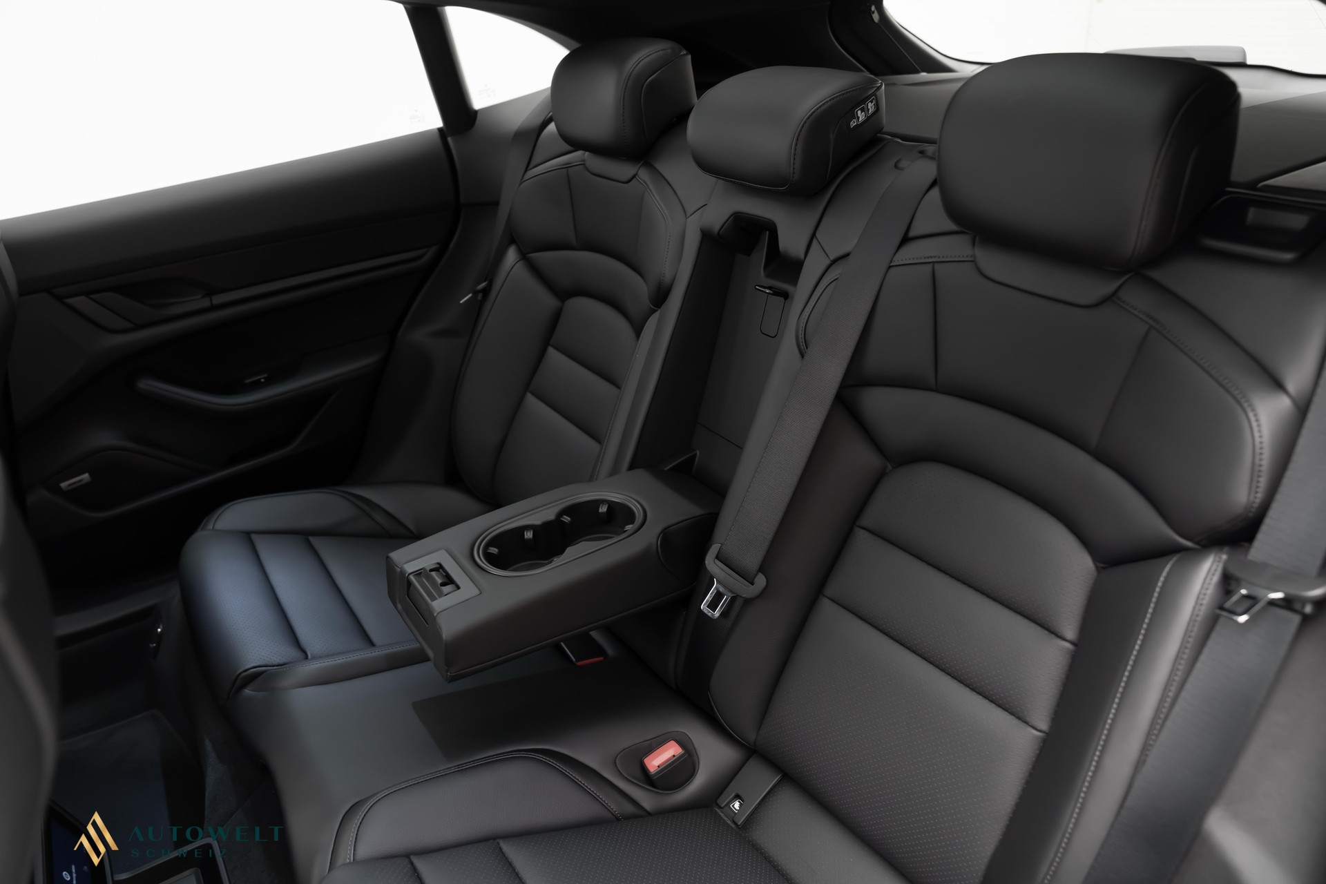 PORSCHE Taycan 4 Cross Turismo-image-14