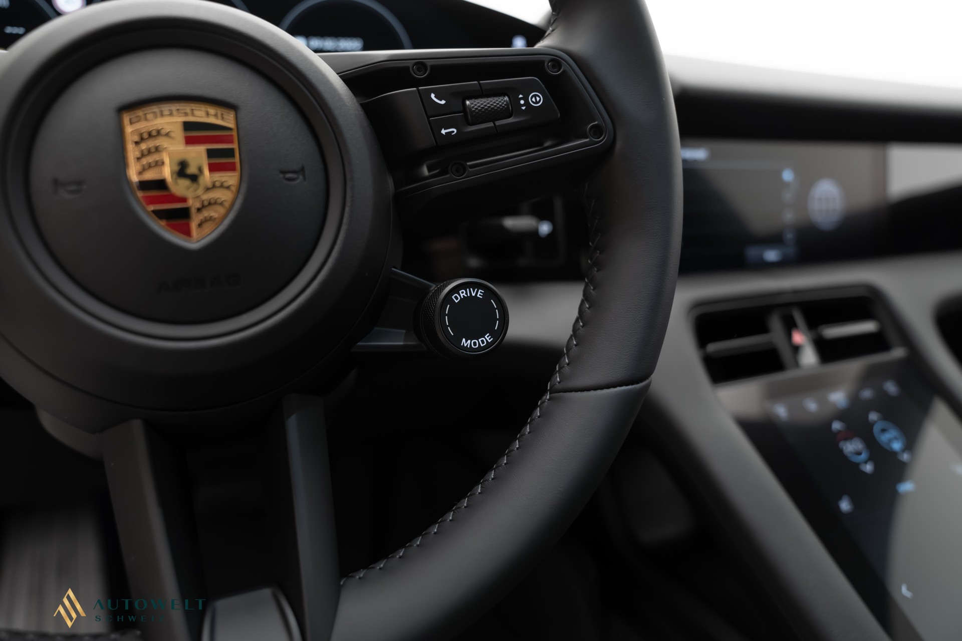 PORSCHE Taycan 4 Cross Turismo-image-9
