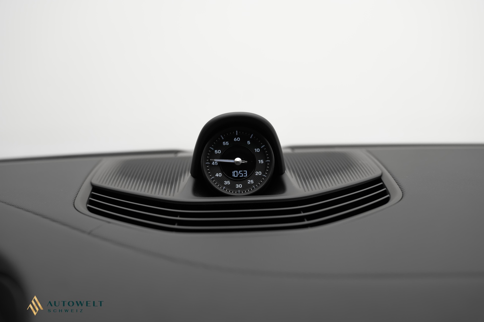 PORSCHE Taycan 4 Cross Turismo-image-11