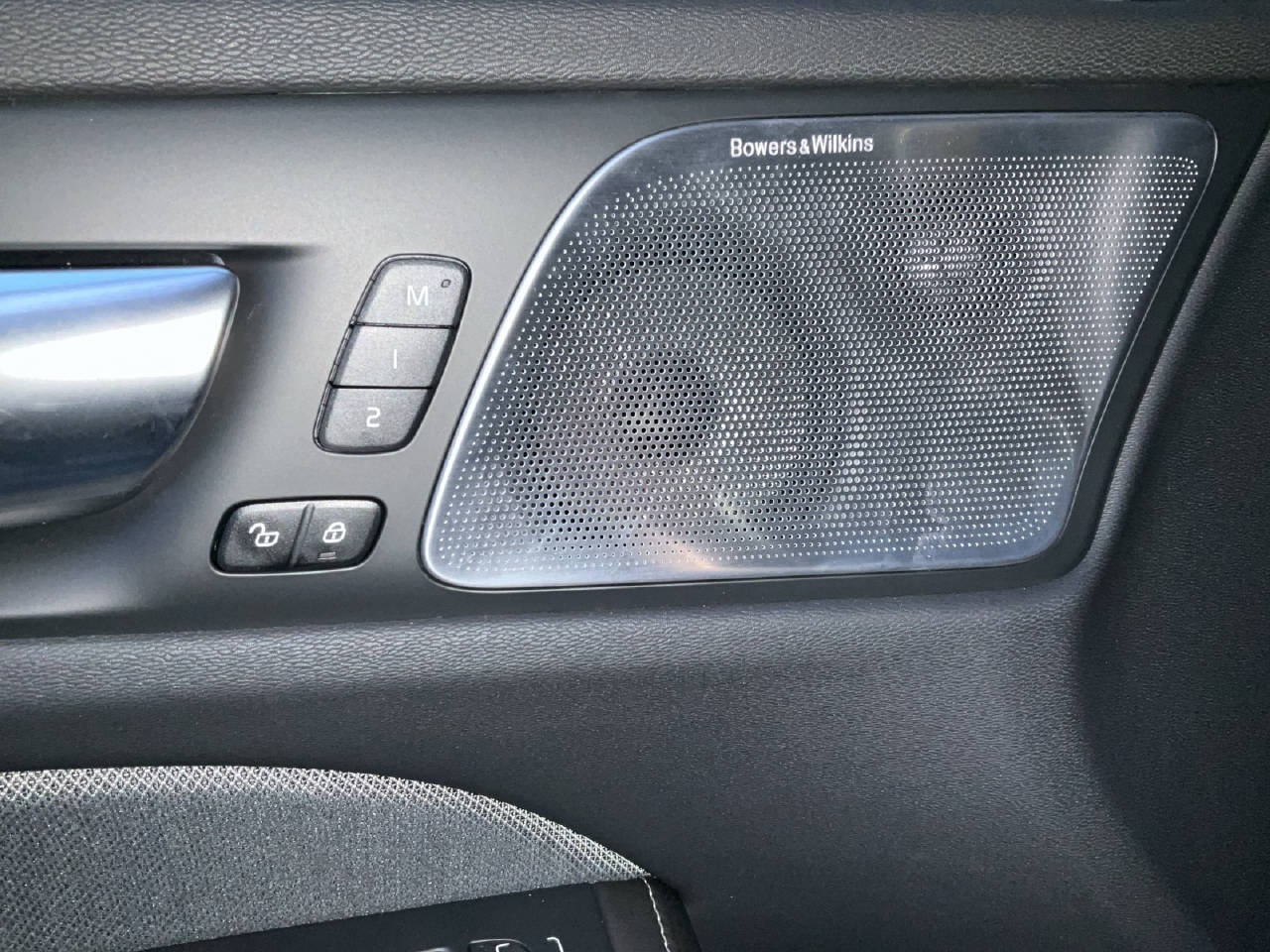 VOLVO V60 2.0 B4 Ultimate Dark-image-10