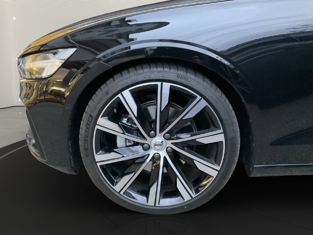 VOLVO V60 2.0 B4 Ultimate Dark-image-9