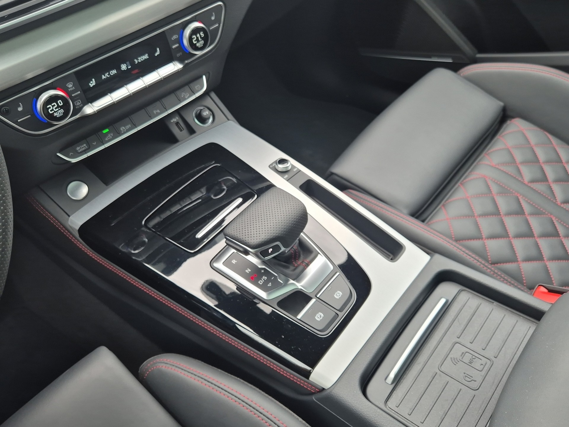 AUDI Q5 55 TFSI e PHEV S line quattro S-tronic-image-17