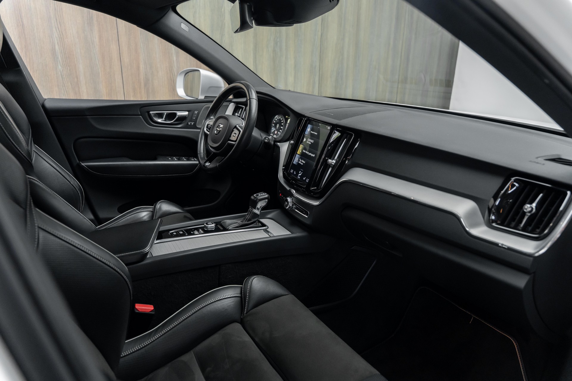 VOLVO XC60 D4 AWD R-Design Geartronic-image-7