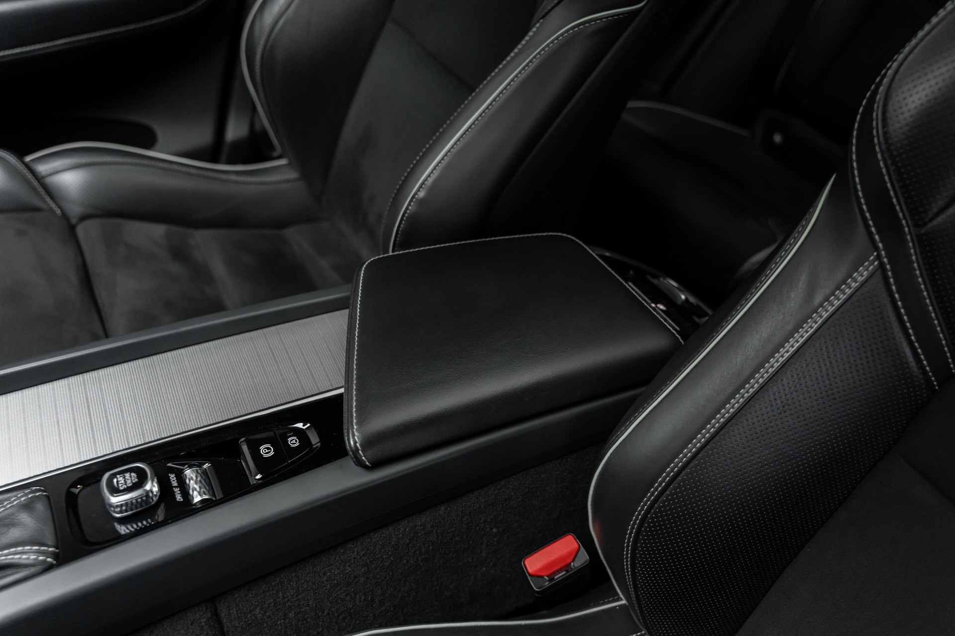VOLVO XC60 D4 AWD R-Design Geartronic-image-16