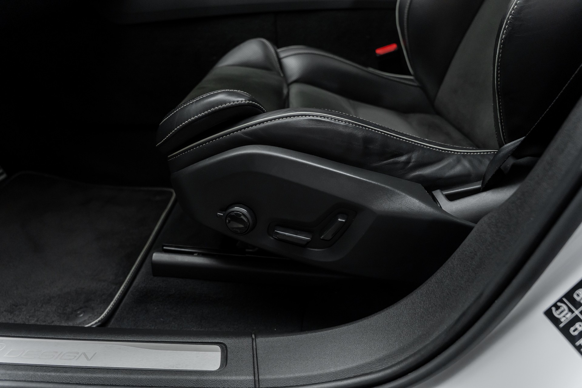 VOLVO XC60 D4 AWD R-Design Geartronic-image-22