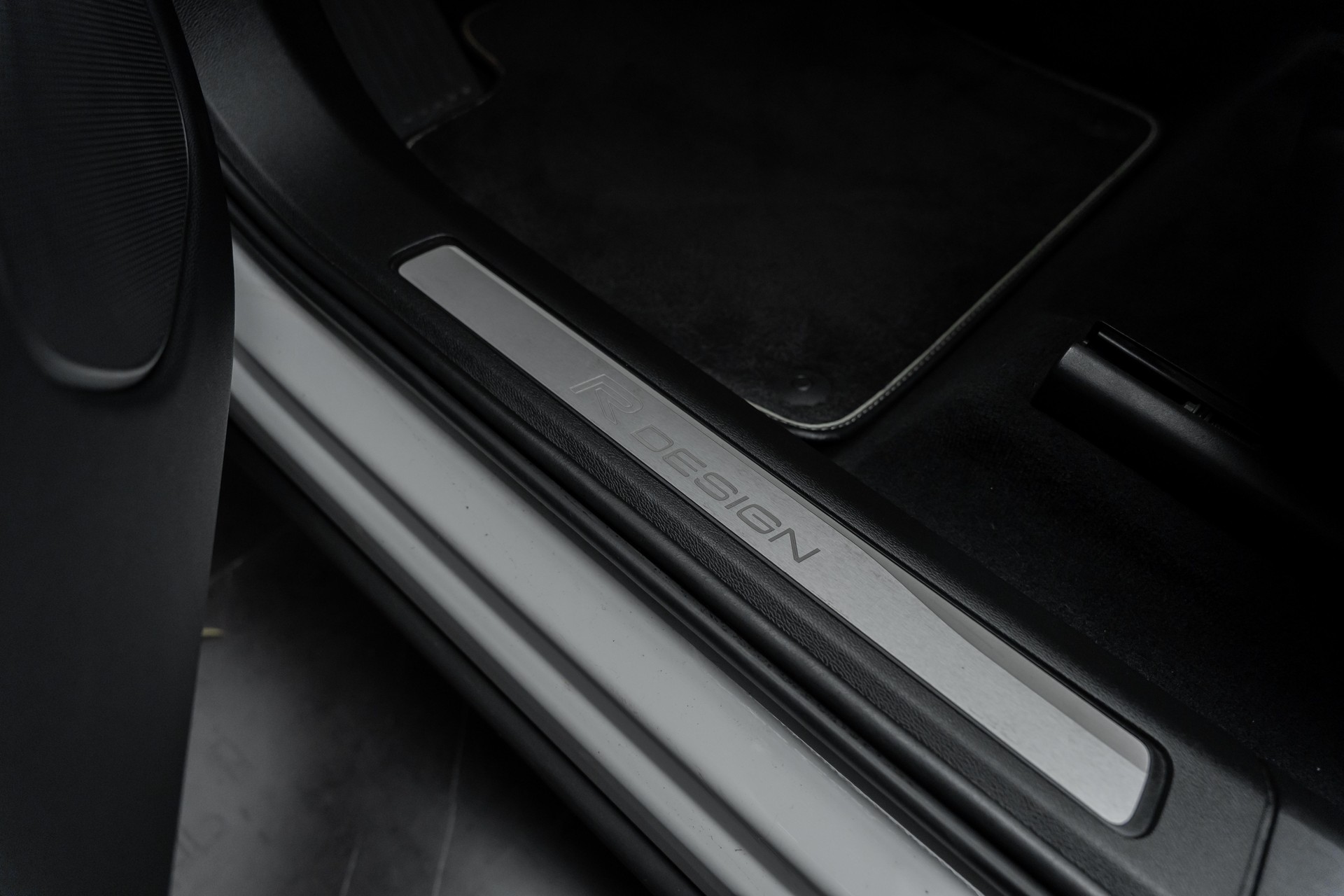VOLVO XC60 D4 AWD R-Design Geartronic-image-23