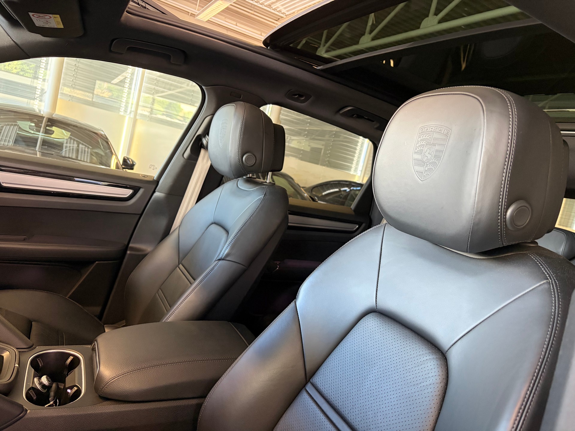 PORSCHE Cayenne Platinum Edition | CH Swiss Package | Porsche Approved bis 06/2027 | Luftfederung | Komfortsitze | 21" |-image-12