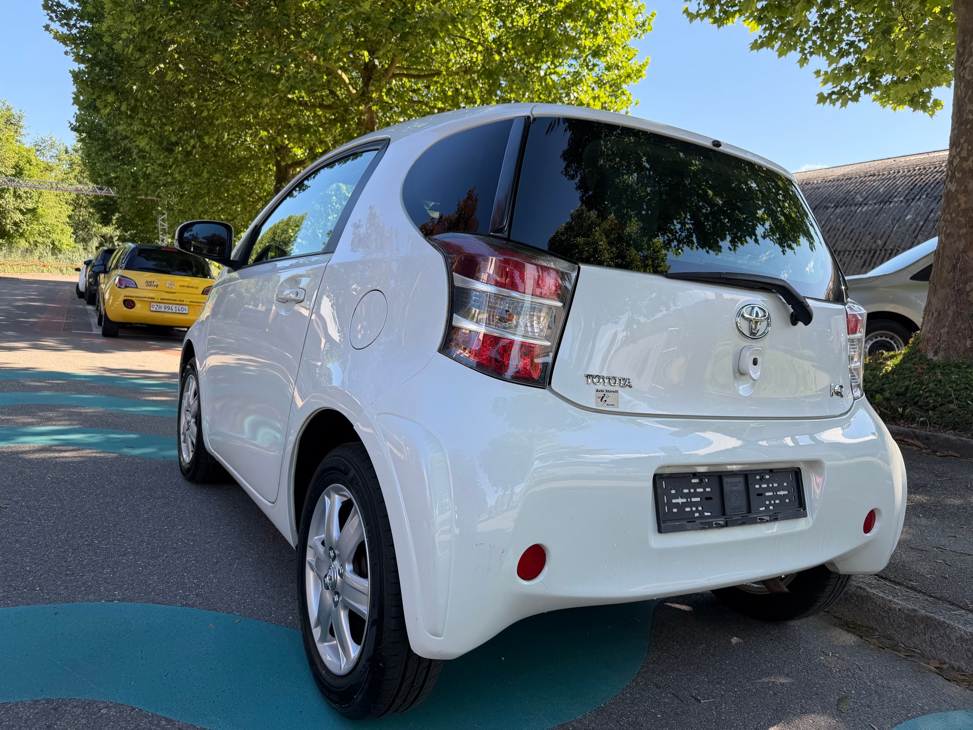 TOYOTA iQ-showroom-element-3