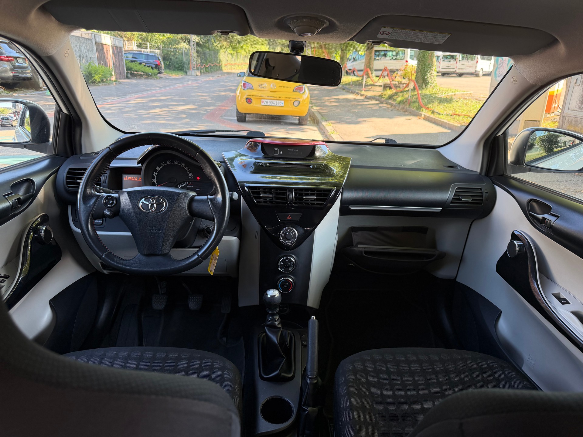 TOYOTA iQ-image-6