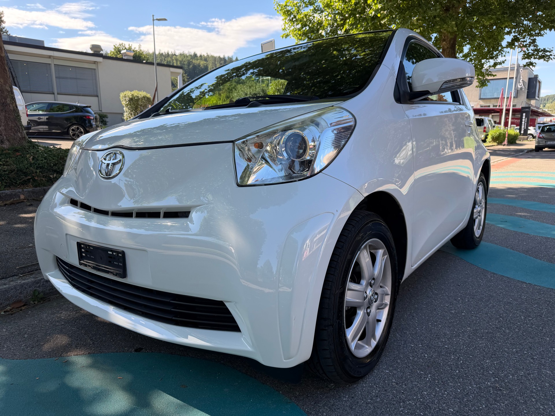 TOYOTA iQ-showroom-element-1