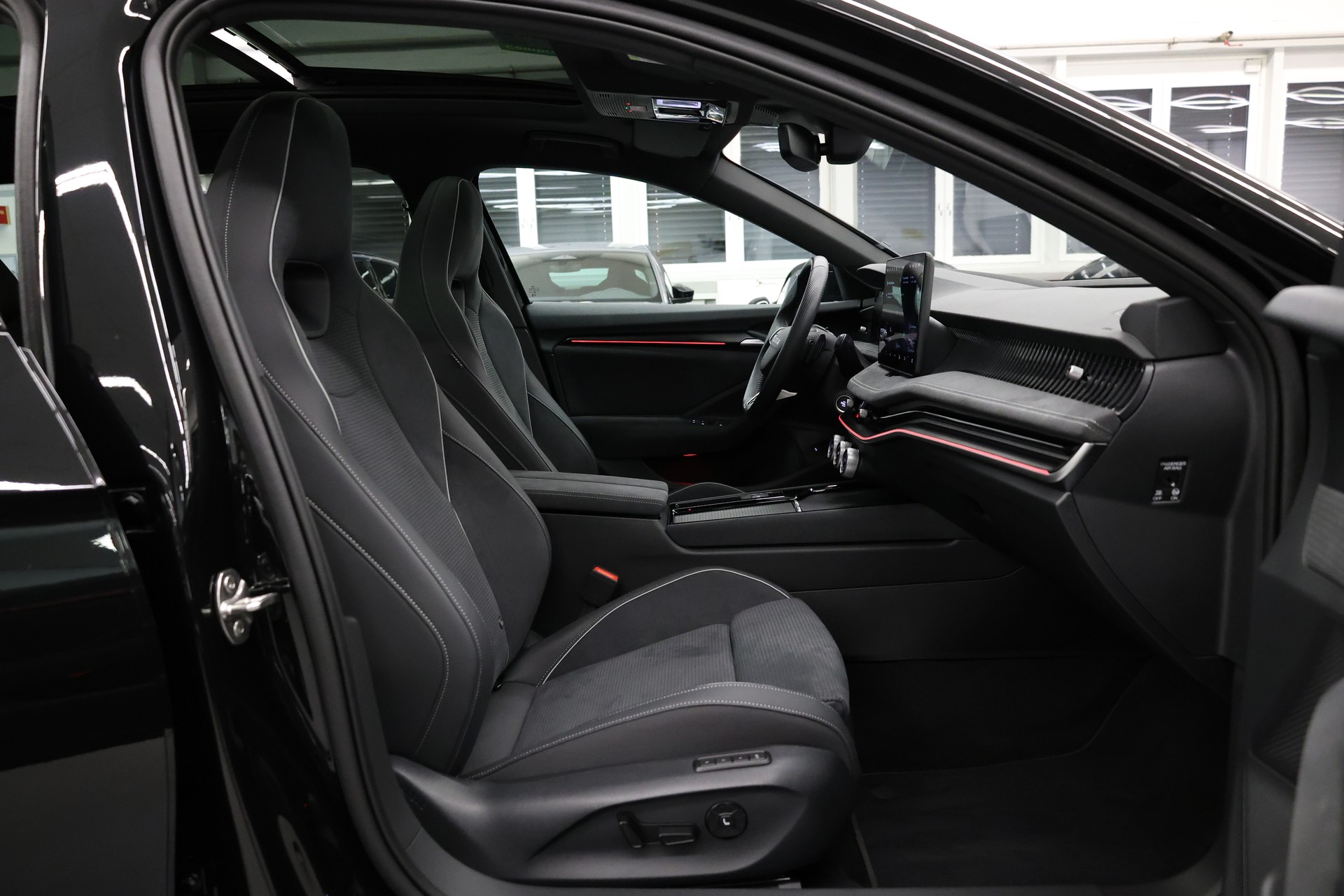SKODA Superb Combi 2.0 TSI Sportline 4x4 DSG-image-16