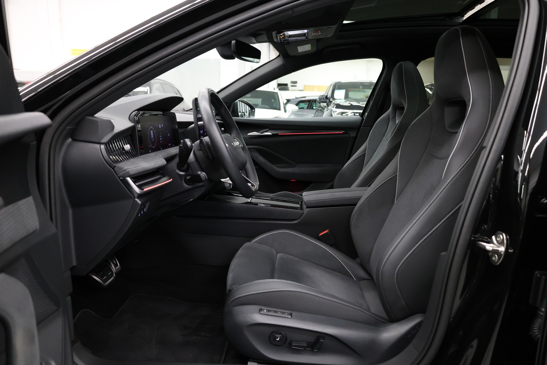 SKODA Superb Combi 2.0 TSI Sportline 4x4 DSG-image-15