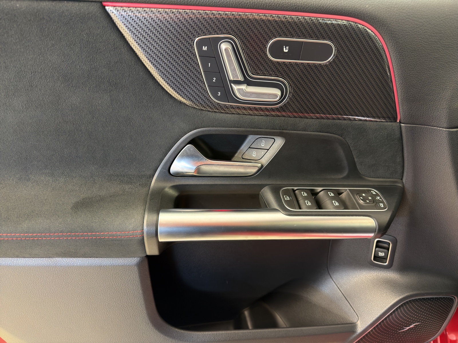 MERCEDES-BENZ B 220 d AMG Line-image-8