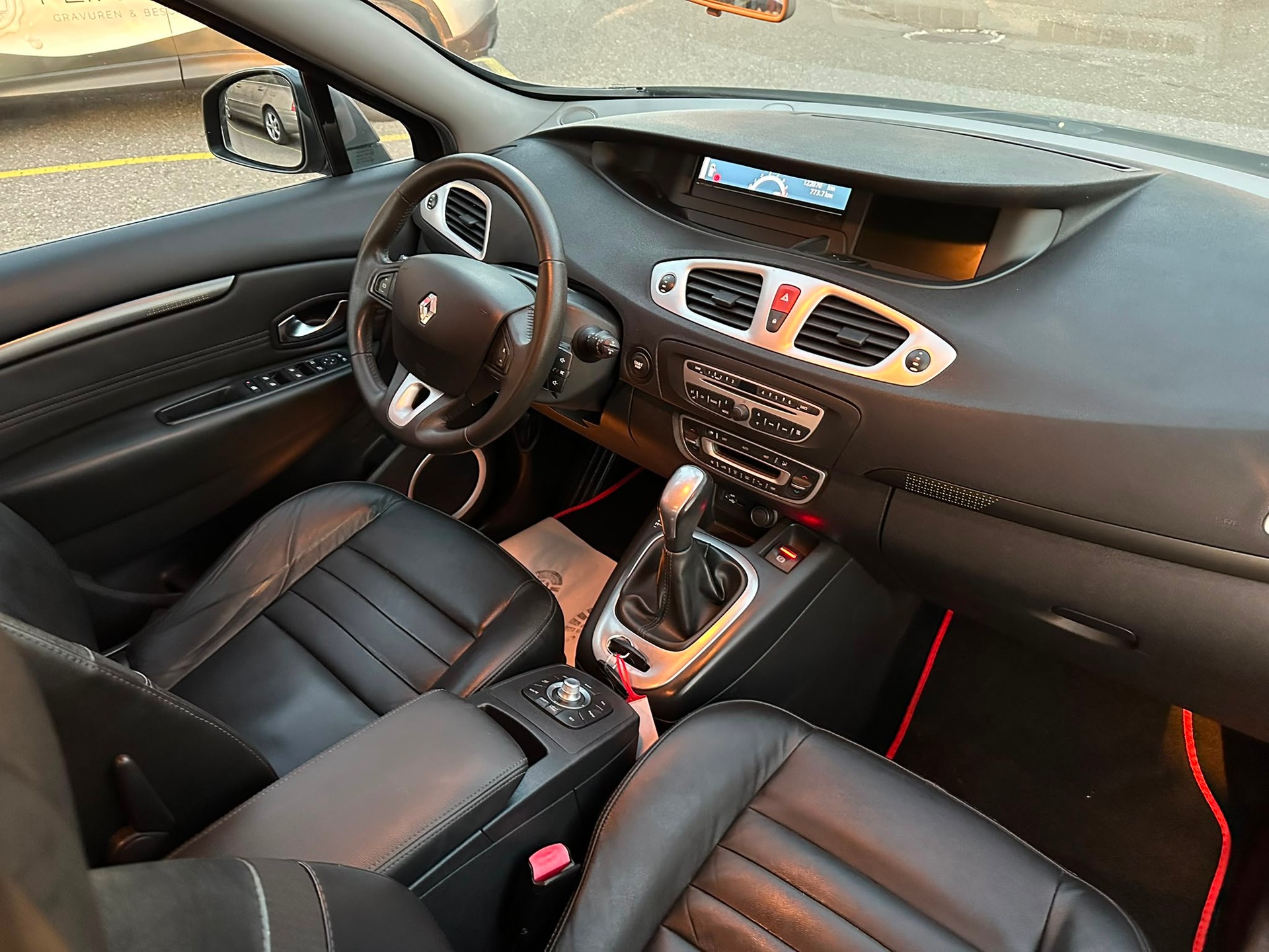 RENAULT Scénic 2.0 16V Privilège X-Tronic CVT-image-17