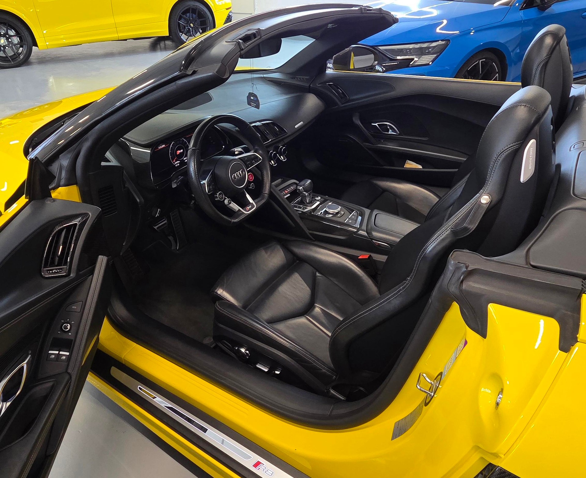 AUDI R8 Spyder 5.2 S-Tronic-image-4