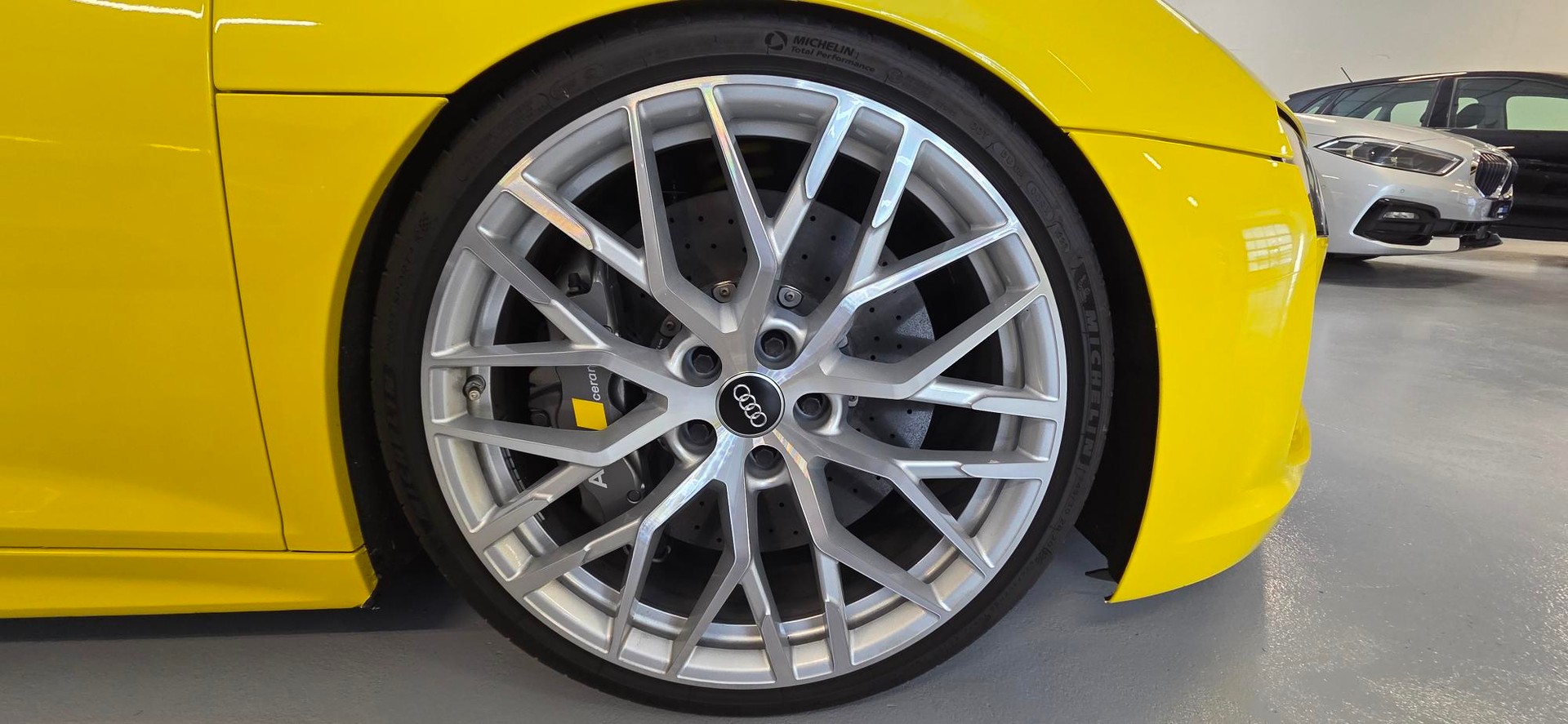 AUDI R8 Spyder 5.2 S-Tronic-image-9