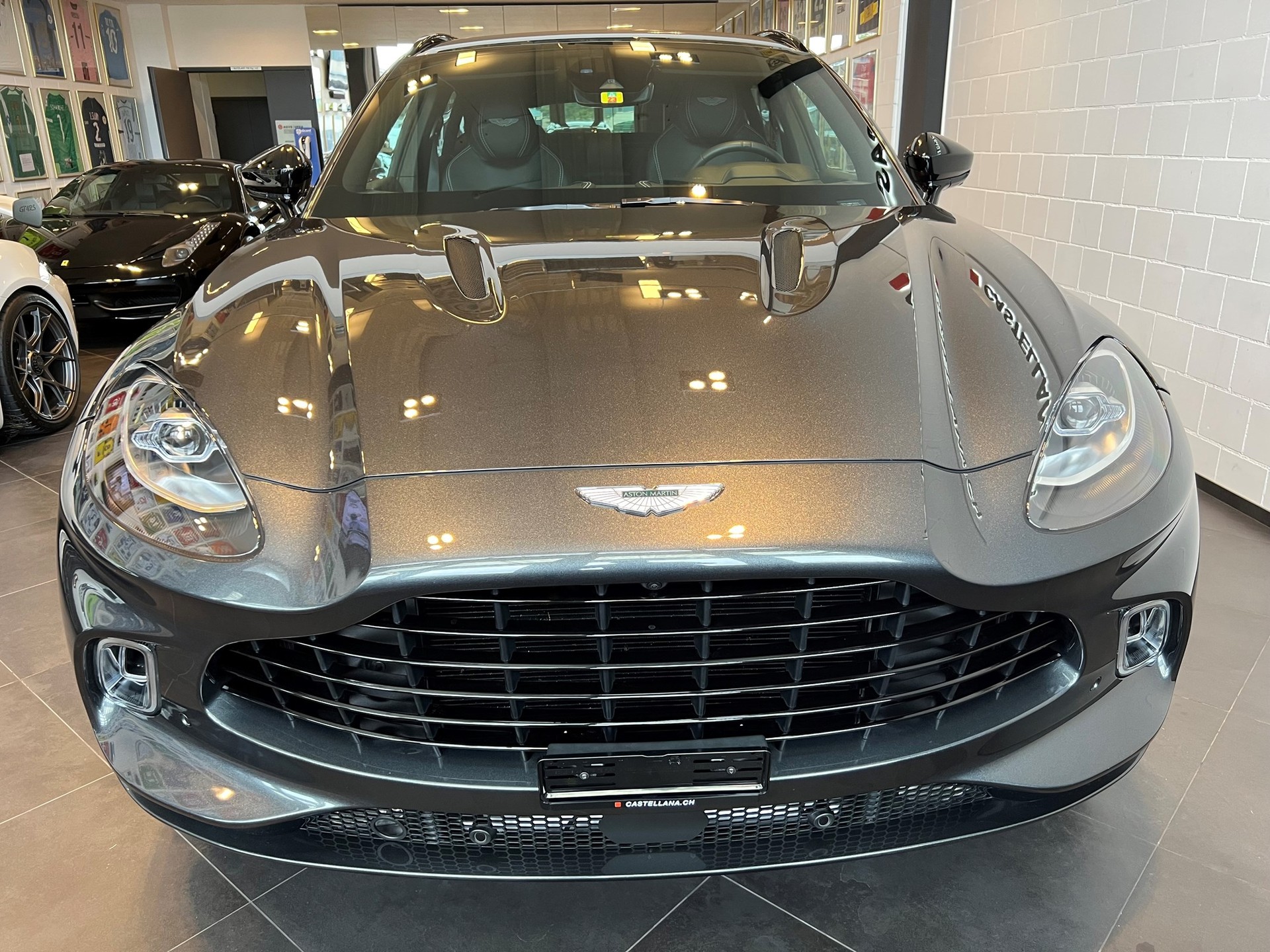 ASTON MARTIN DBX 4.0 V8-showroom-element-1