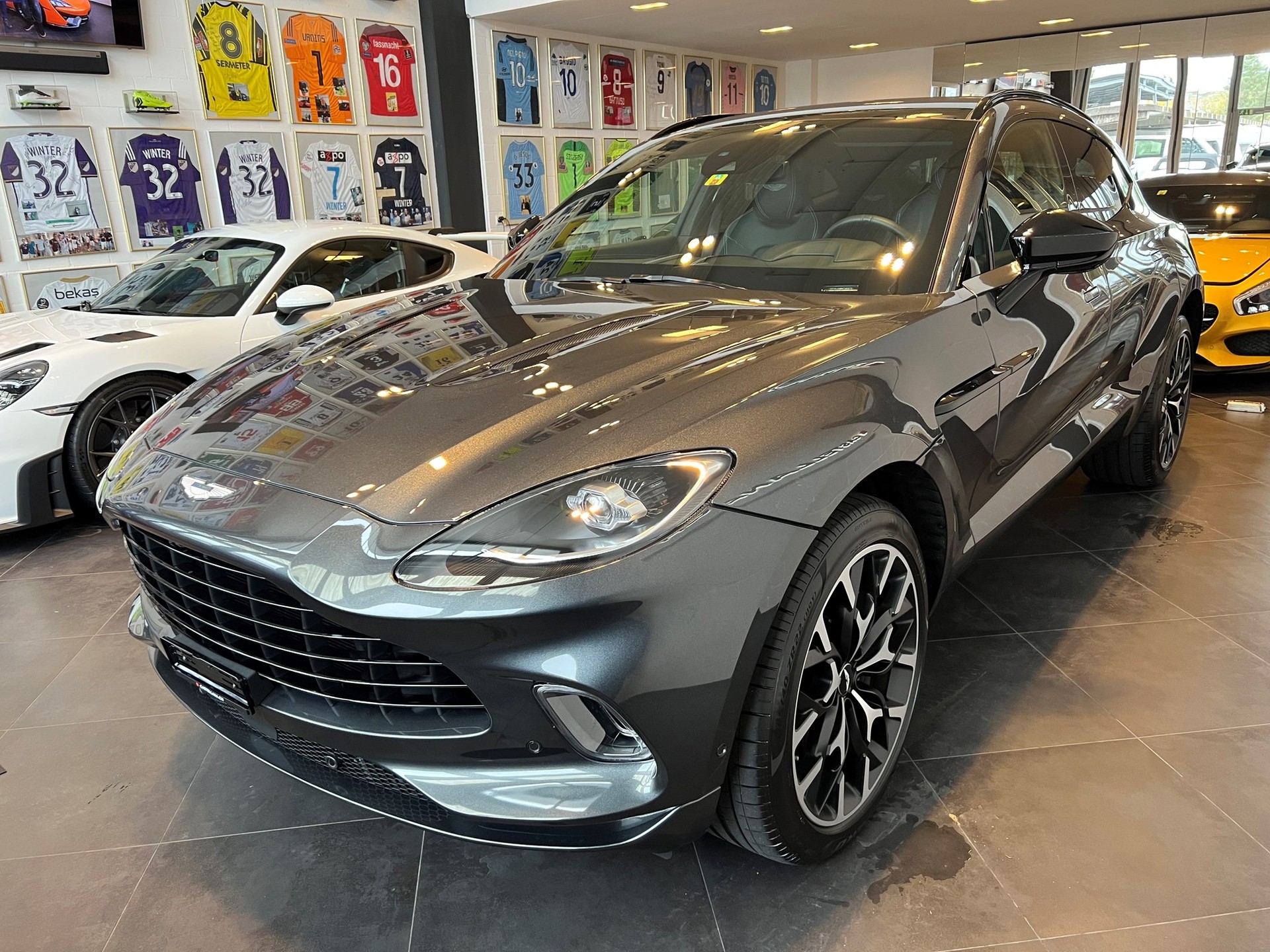 ASTON MARTIN DBX 4.0 V8-showroom-element-2