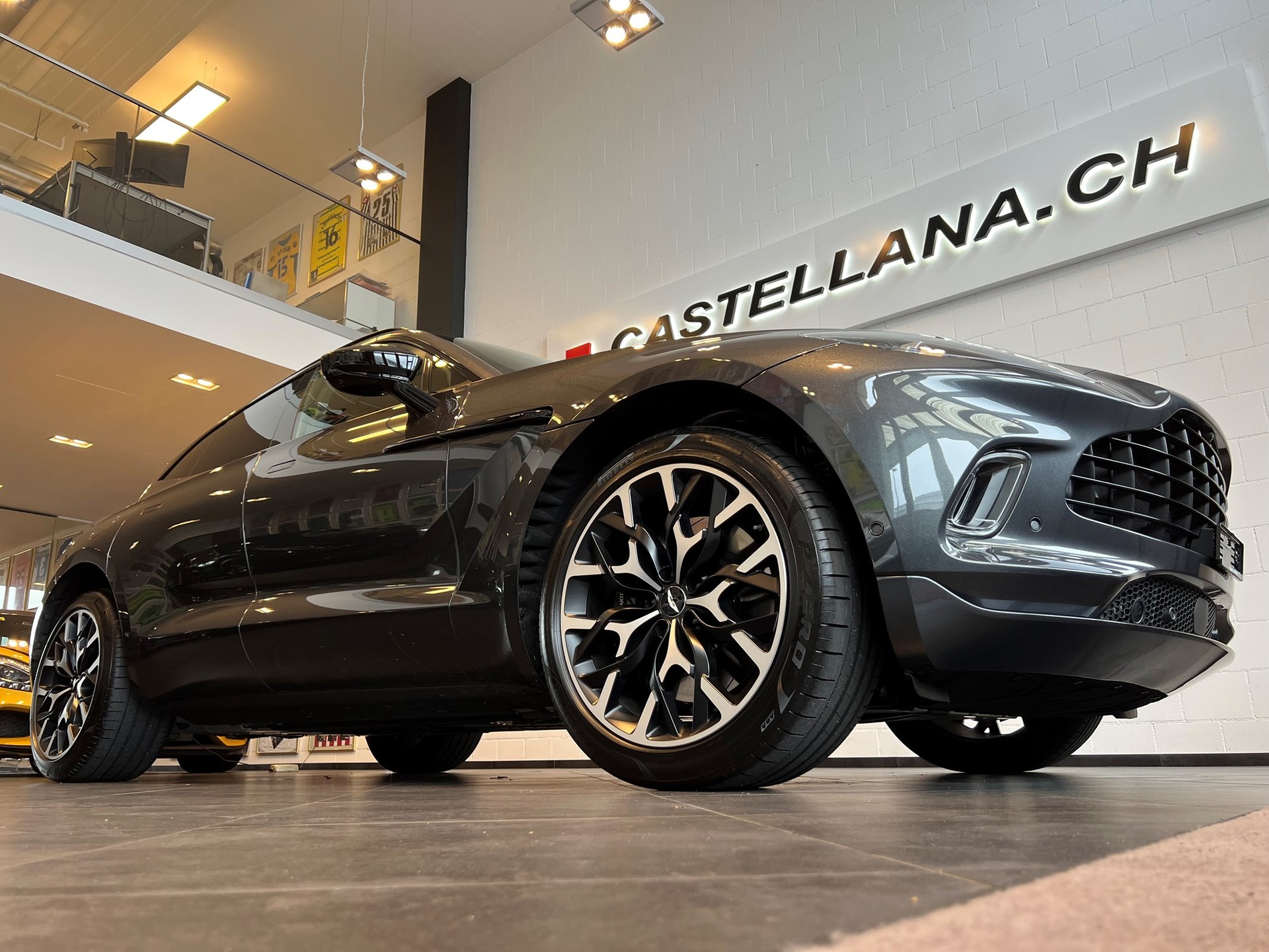 ASTON MARTIN DBX 4.0 V8-showroom-element-3