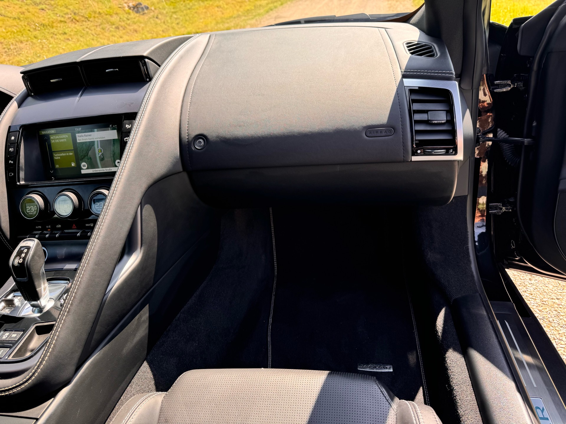 JAGUAR F-Type Coupé 5.0 V8 R AWD Santorini Black *Facelift Unikat* Automatik Keramikbremsen Ohne OPF Sportwagensound 770W Meridian-image-13