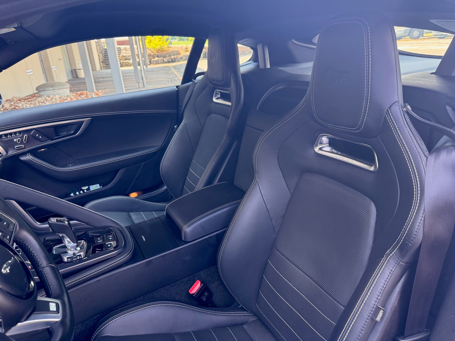 JAGUAR F-Type Coupé 5.0 V8 R AWD Santorini Black *Facelift Unikat* Automatik Keramikbremsen Ohne OPF Sportwagensound 770W Meridian-image-11