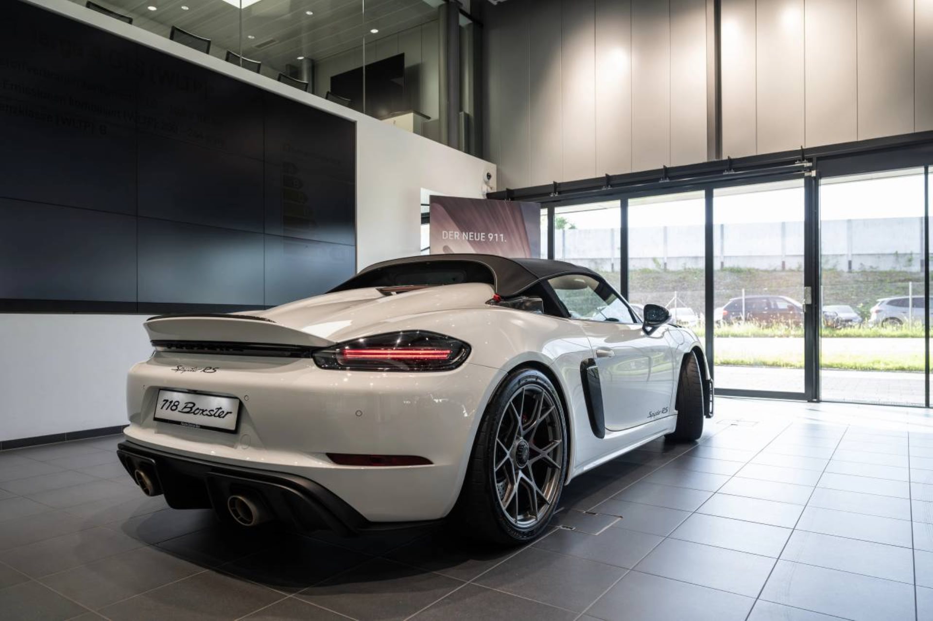 PORSCHE 718 Spyder RS-image-12