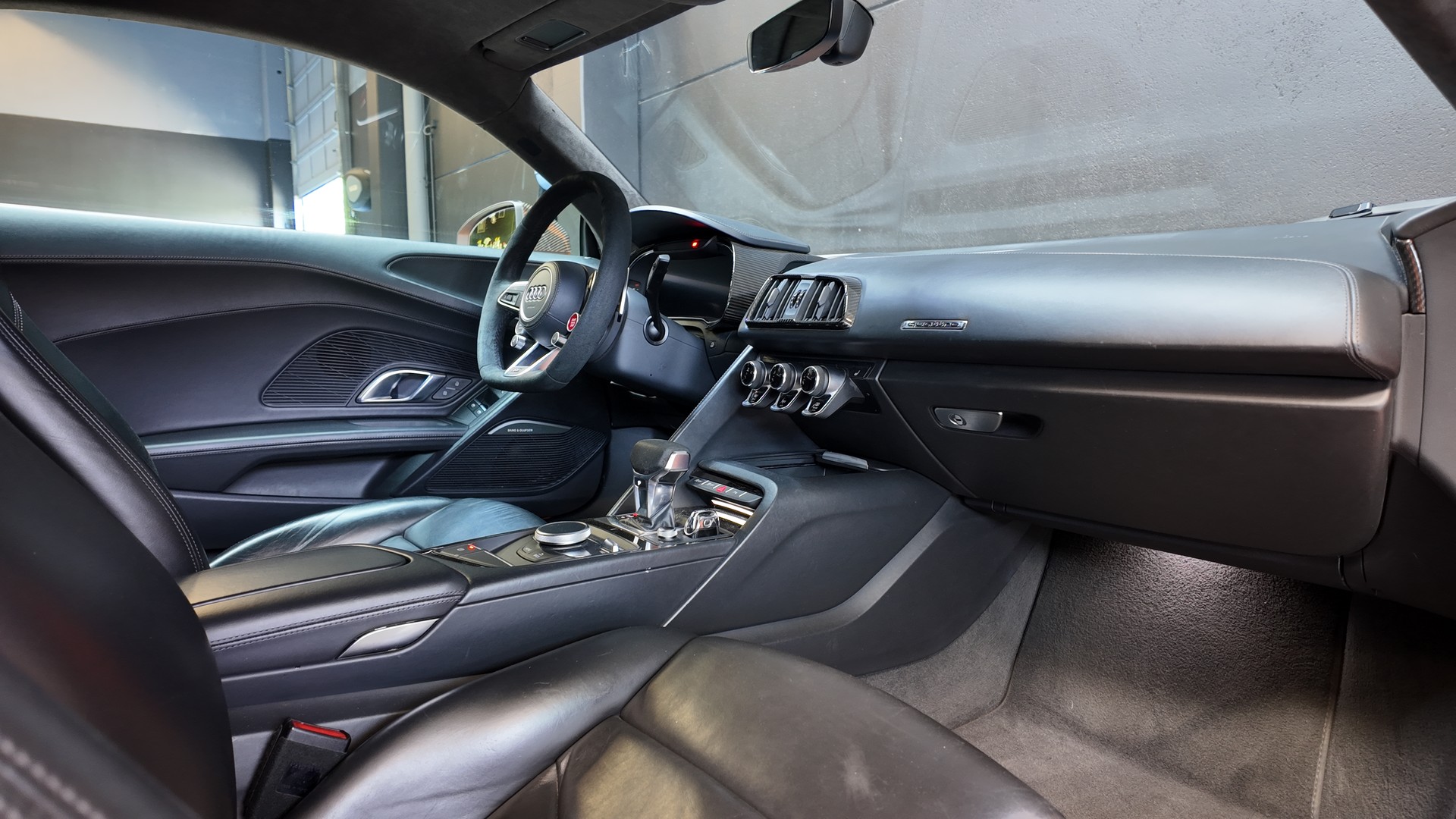 AUDI R8 Coupé 5.2 plus S-Tronic-image-13