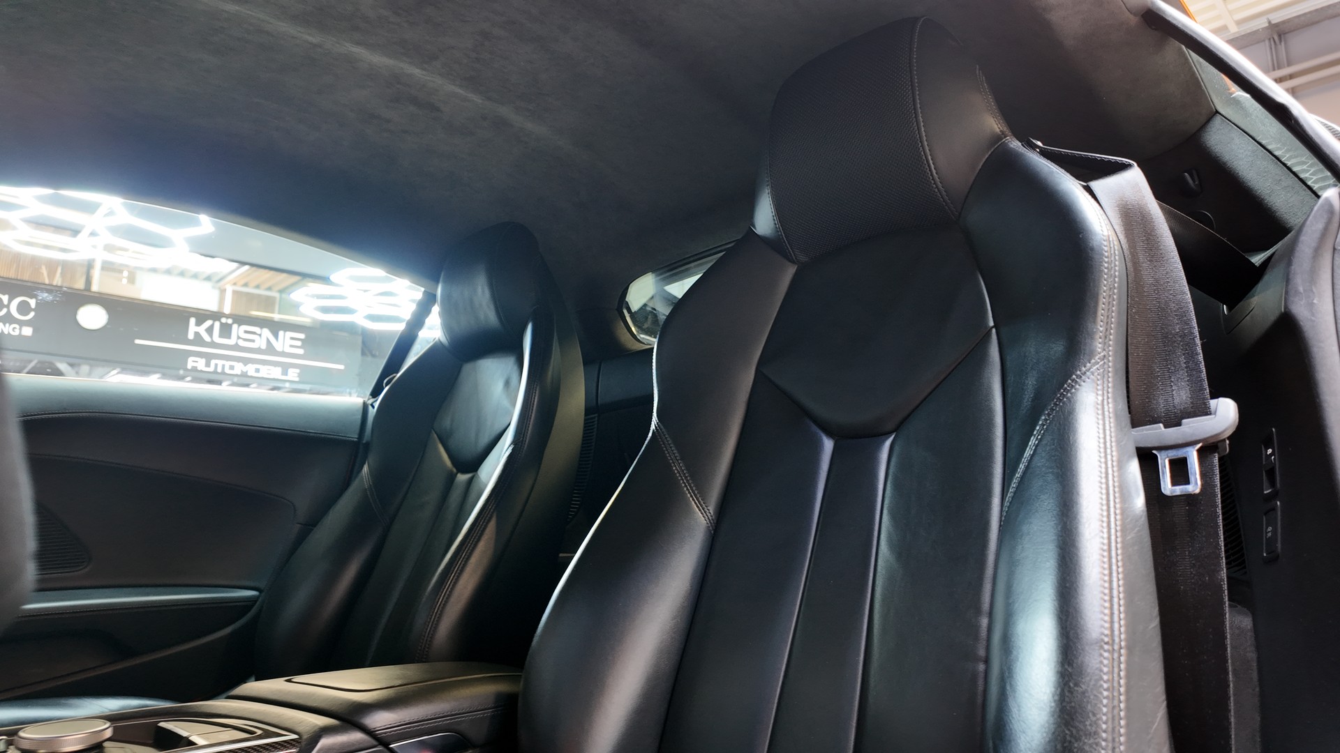 AUDI R8 Coupé 5.2 plus S-Tronic-image-12