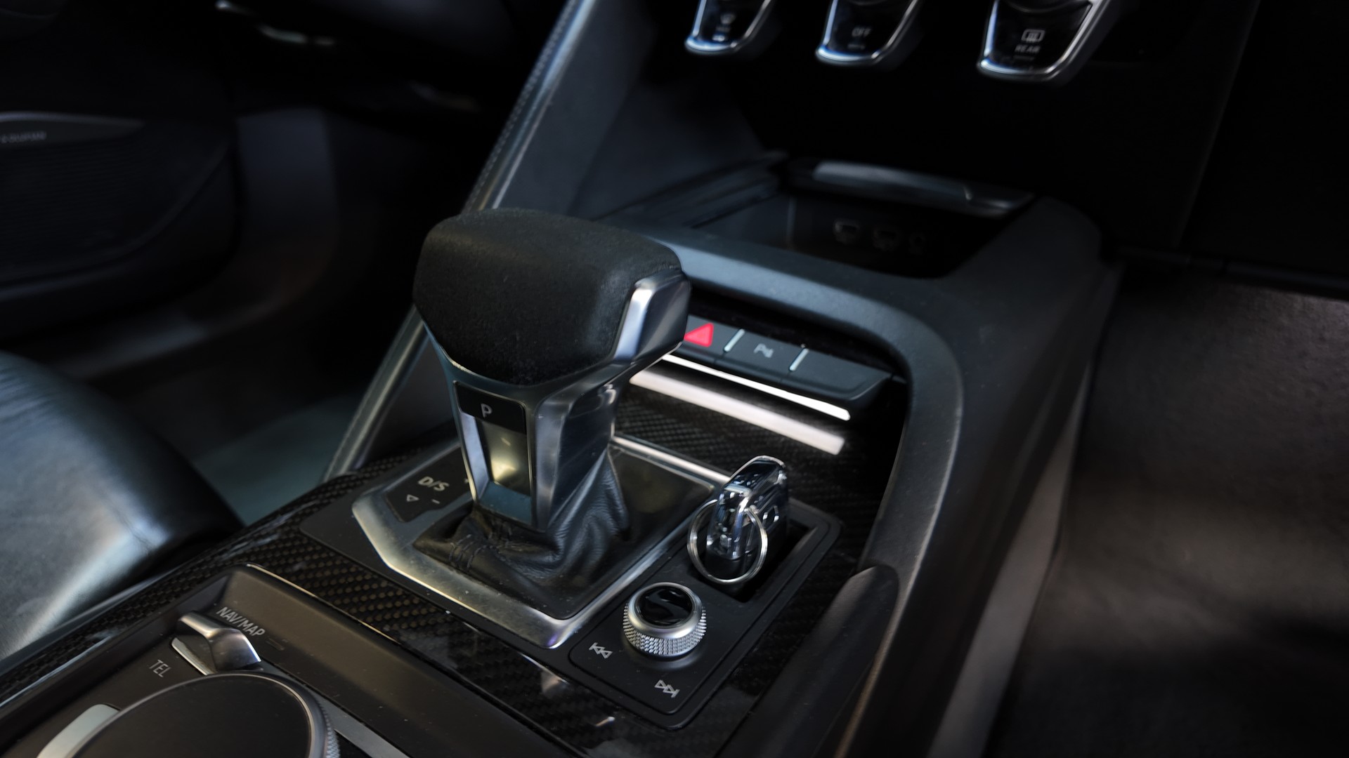 AUDI R8 Coupé 5.2 plus S-Tronic-image-16