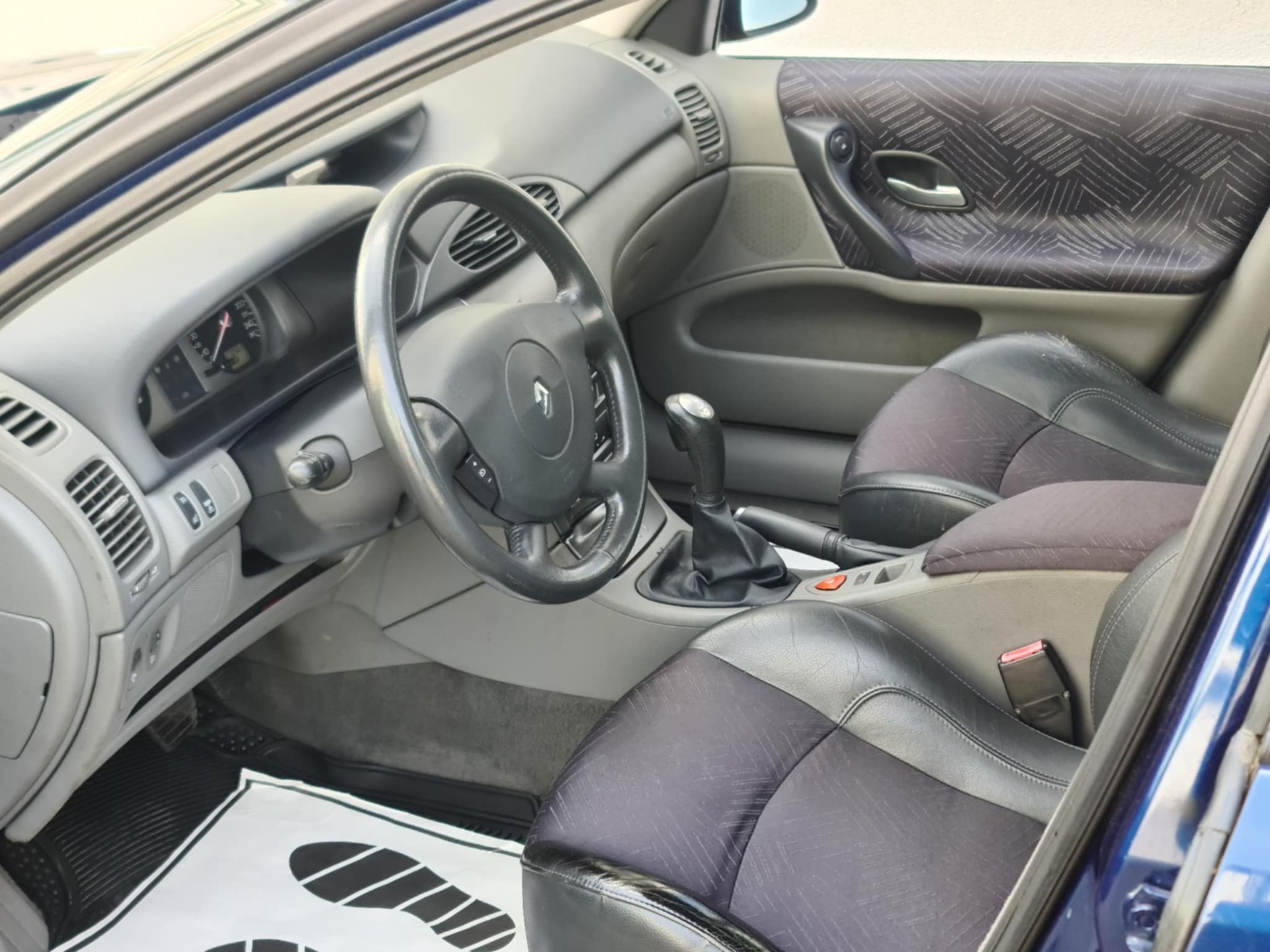 RENAULT Laguna 3.0 V6 24V Initiale Automatic-image-12