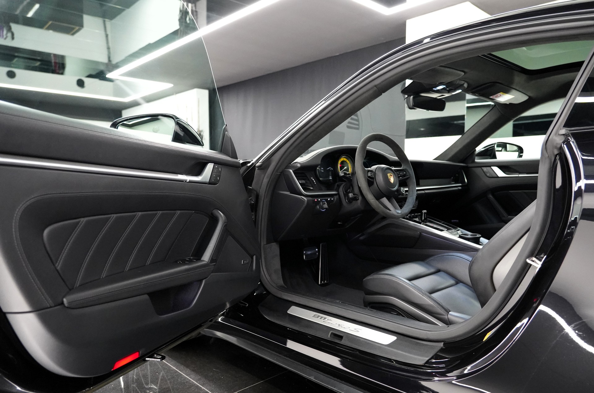 PORSCHE 911 Turbo S-image-6
