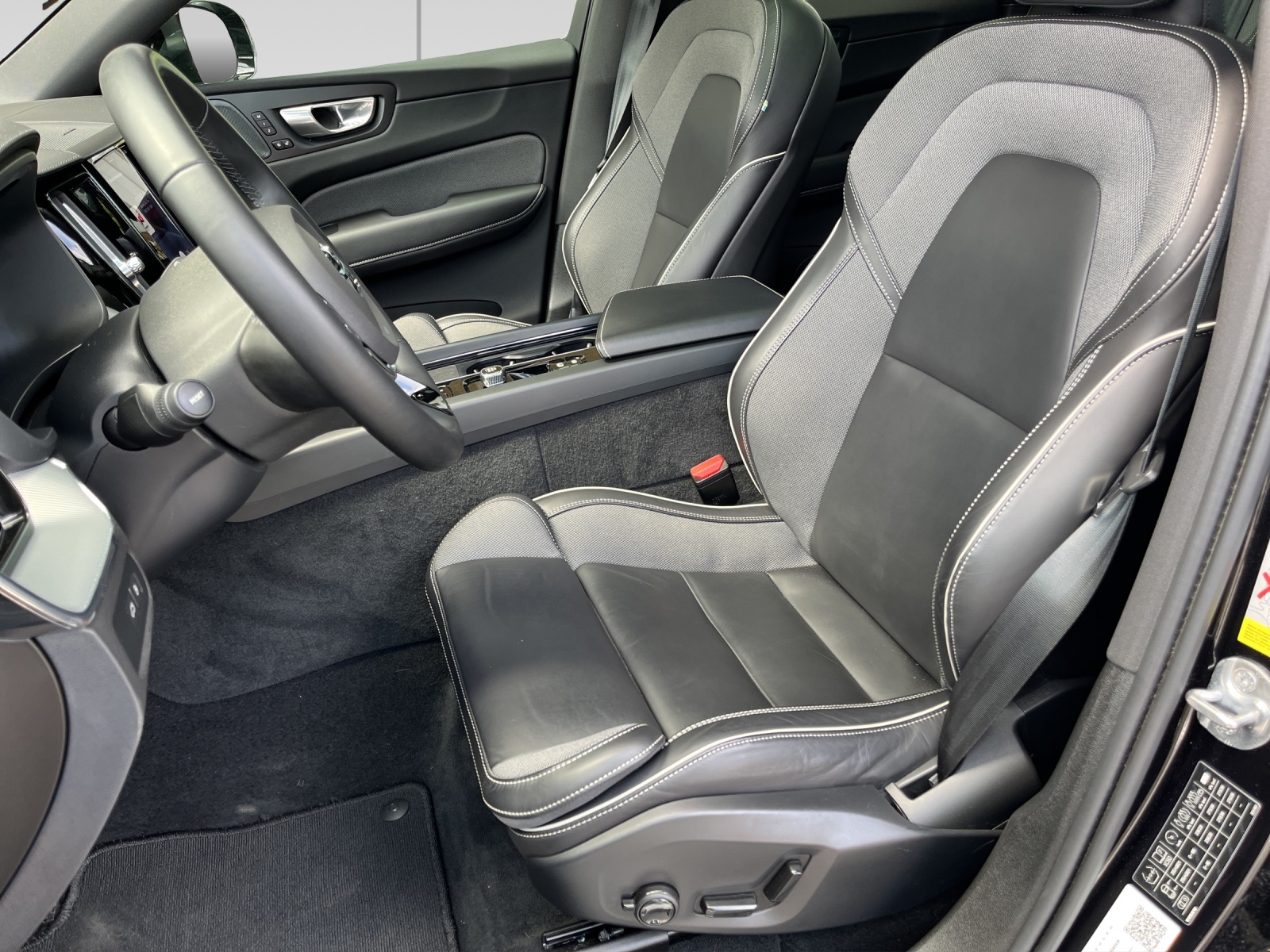VOLVO XC60 T6 eAWD PluginHybrid Ultimate Dark Geartronic-image-6