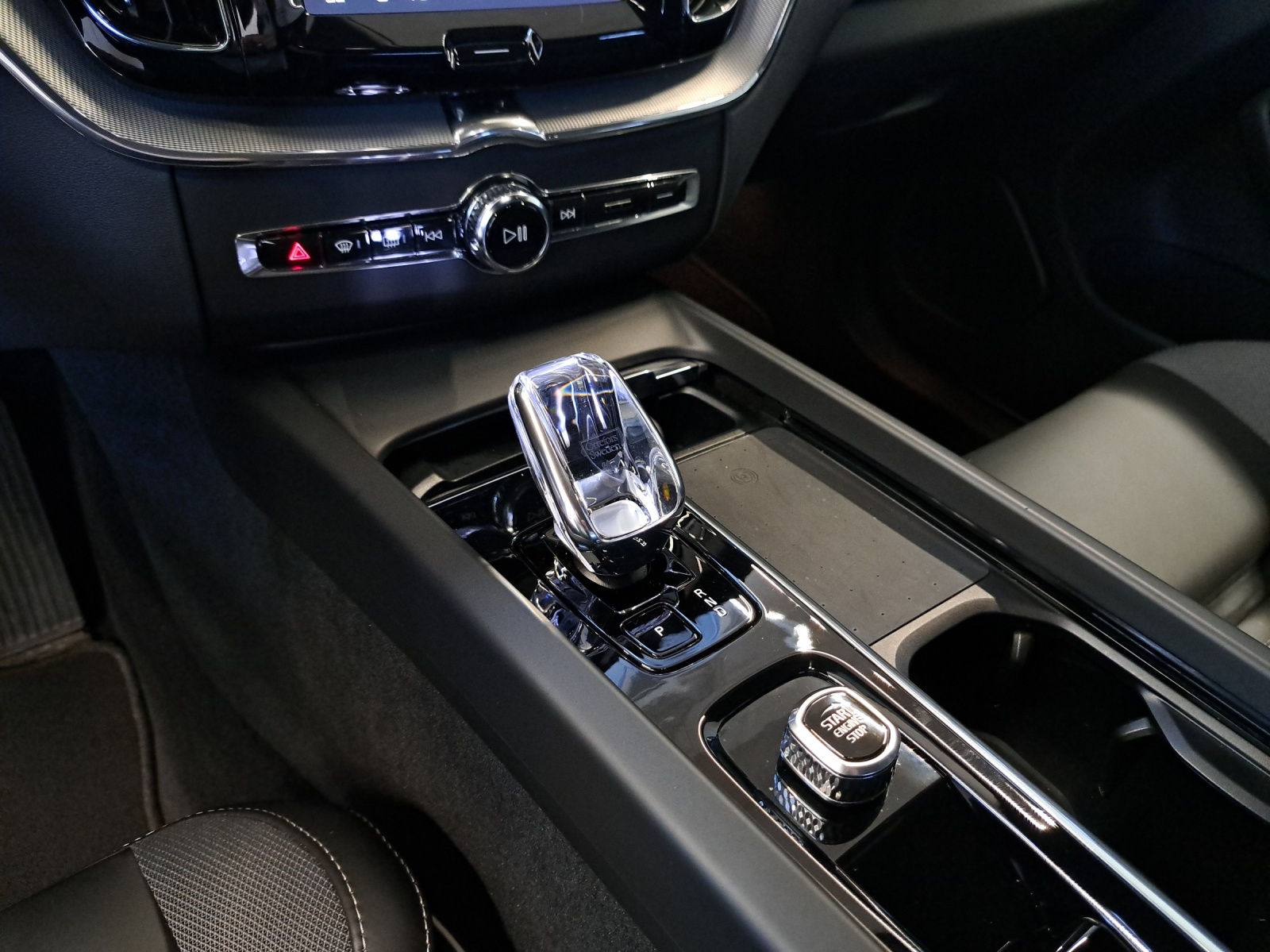VOLVO XC60 2.0 B6 MH Ultimate Dark A-image-12