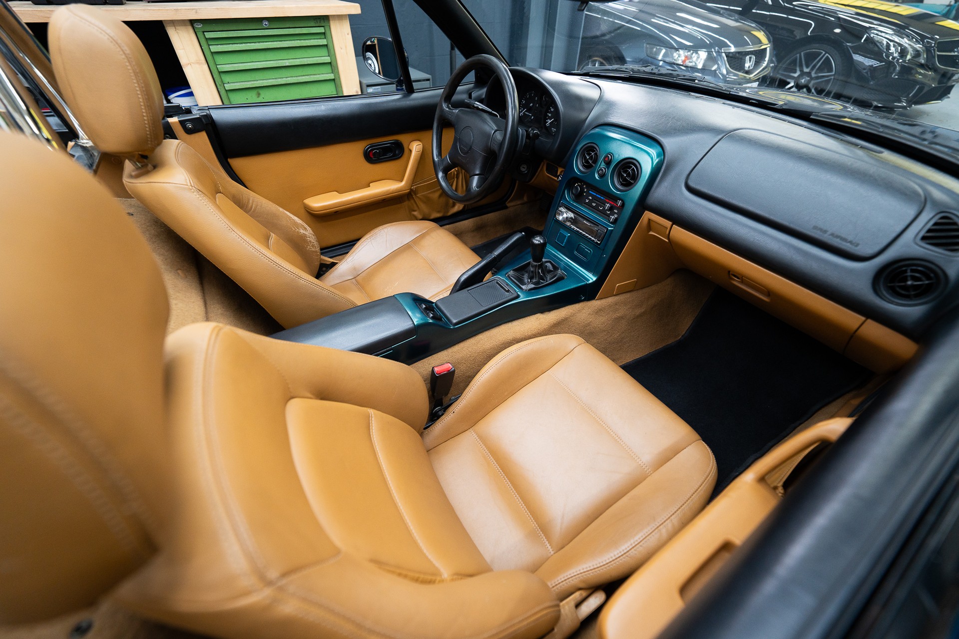 MAZDA MX-5 1.6i-16-image-11