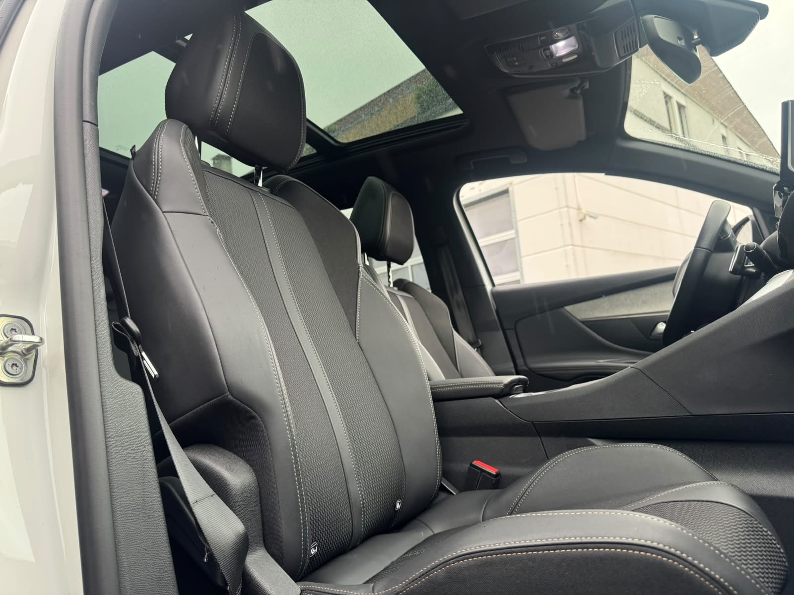 PEUGEOT 3008 300e Hybrid4 GT EAT8-image-14